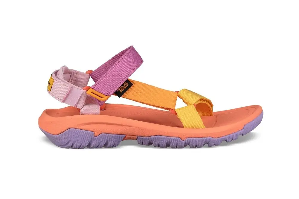 Outdoor Voices x Teva Rilis Sandal Playful untuk Dipakai ke Pantai