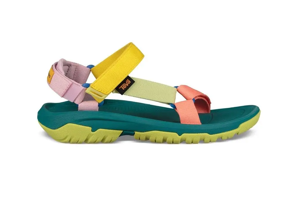 Outdoor Voices x Teva Rilis Sandal Playful untuk Dipakai ke Pantai