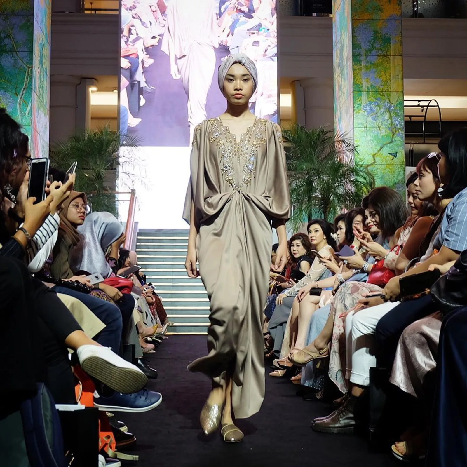 Trend Kaftan & Dress Nan Elegan di Pagelaran Busana Plaza Indonesia
