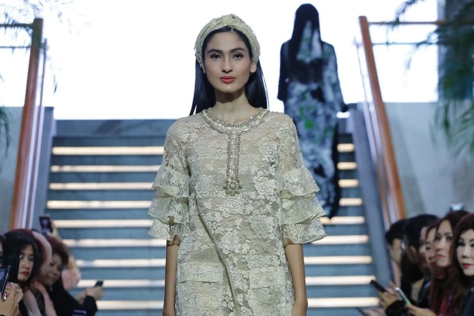 Trend Kaftan & Dress Nan Elegan di Pagelaran Busana Plaza Indonesia