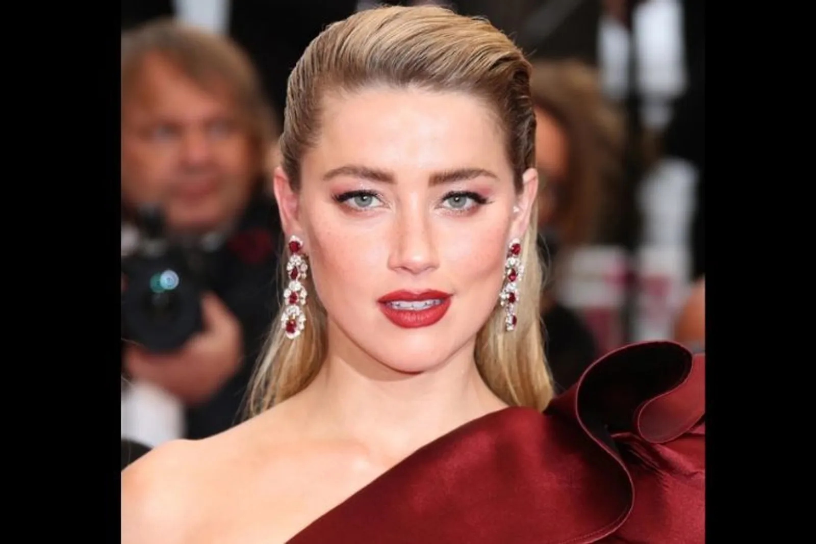 7 Gaya Seleb Hollywood Saat Pakai Lipstik Merah