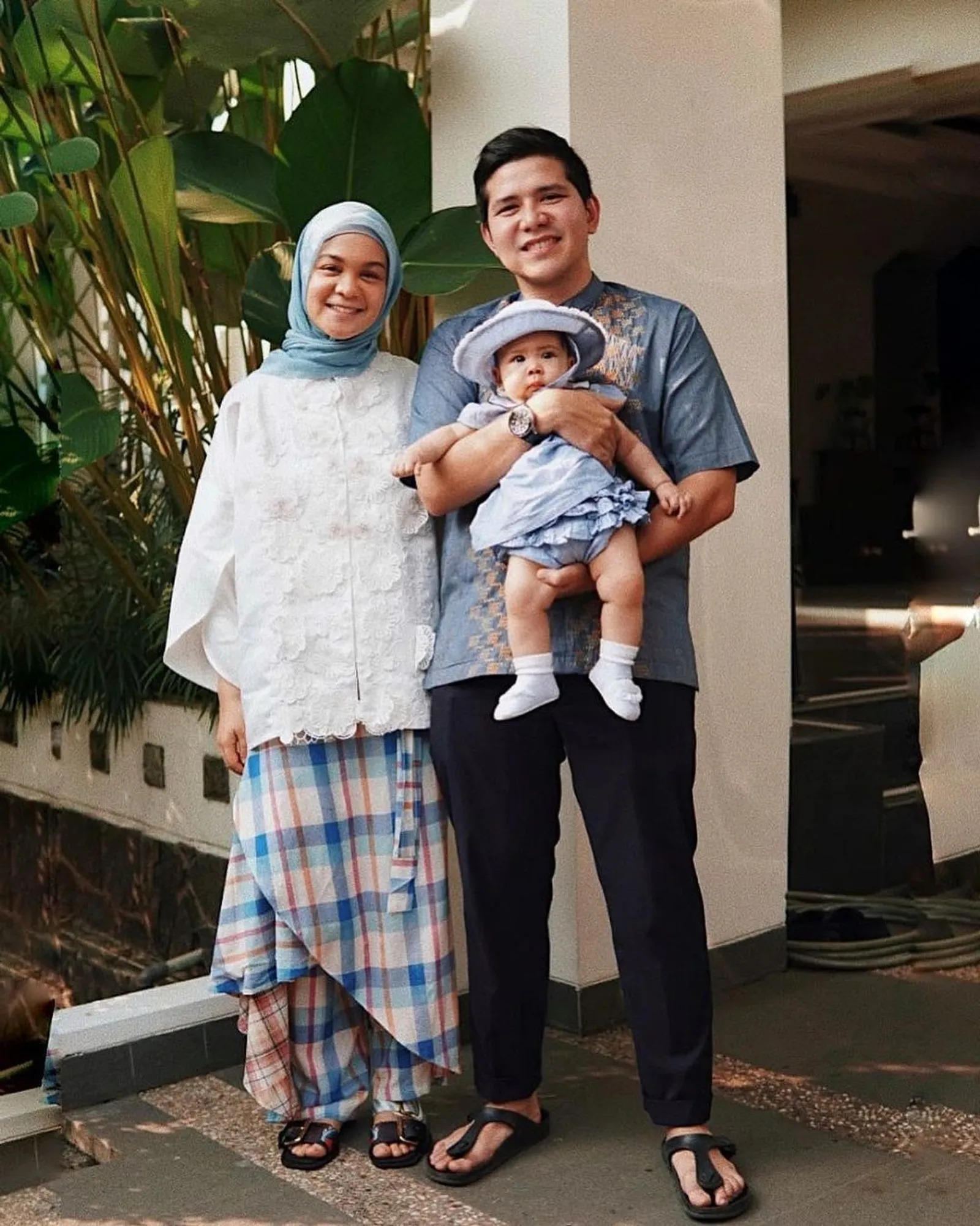 5 Referensi Baju Couple Lebaran Kece A la Seleb Indonesia