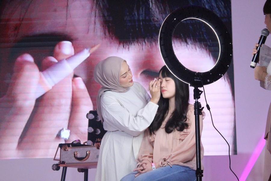 Flawless Banget! Ini 5 Hacks Eye Makeup Ala Ashry Rabbani
