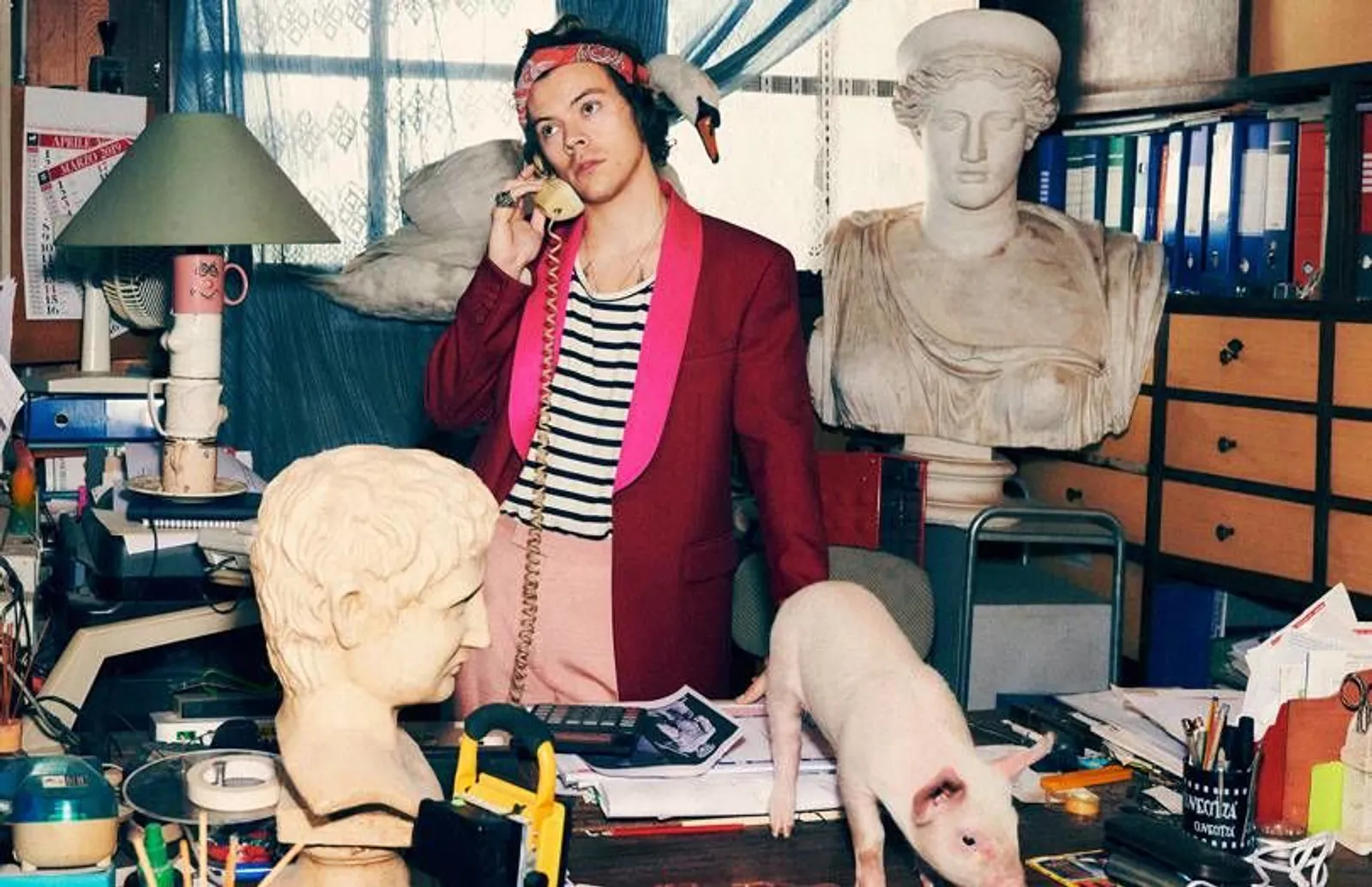 Gaya Flamboyan Harry Styles di Kampanye Iklan Gucci Tailoring