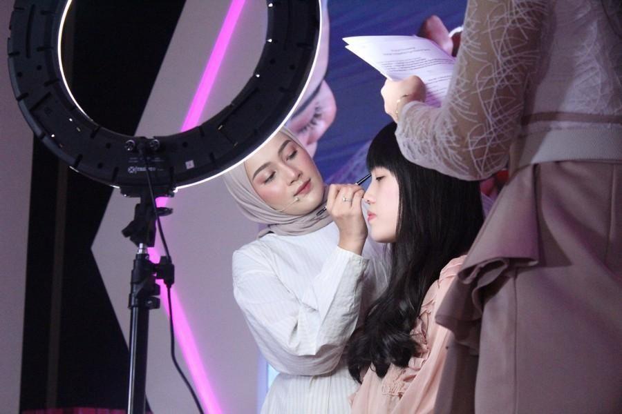 Flawless Banget! Ini 5 Hacks Eye Makeup Ala Ashry Rabbani
