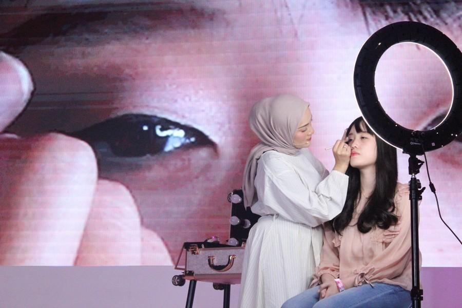 Flawless Banget! Ini 5 Hacks Eye Makeup Ala Ashry Rabbani
