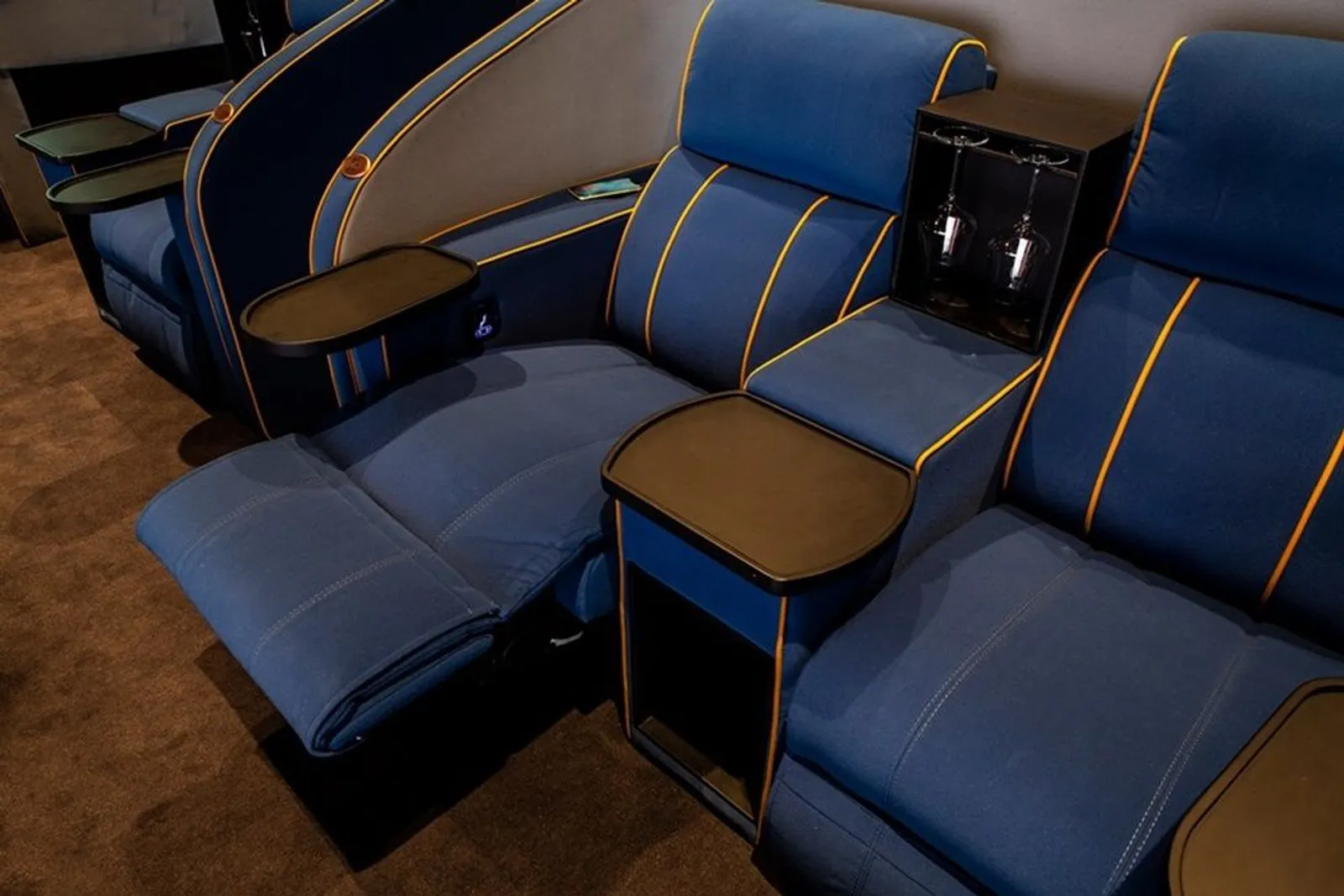 Tanpa Kursi, Bioskop di Swiss Ini Justru Pakai Kasur dan Sofa Bed