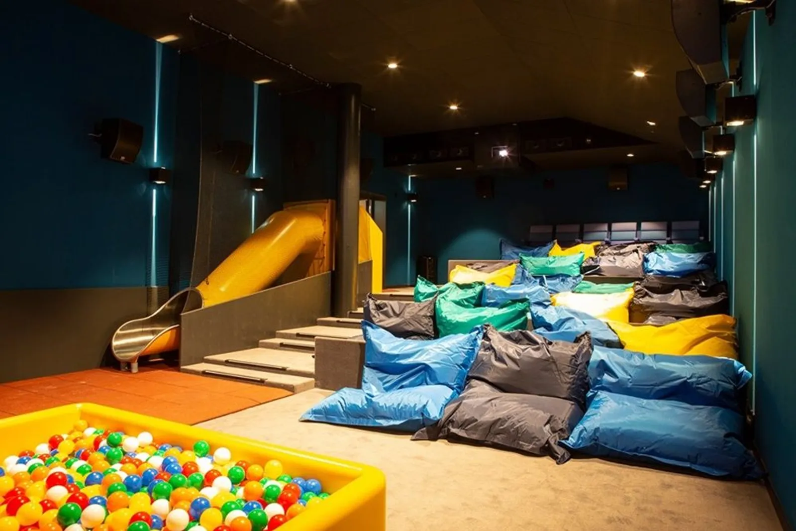 Tanpa Kursi, Bioskop di Swiss Ini Justru Pakai Kasur dan Sofa Bed