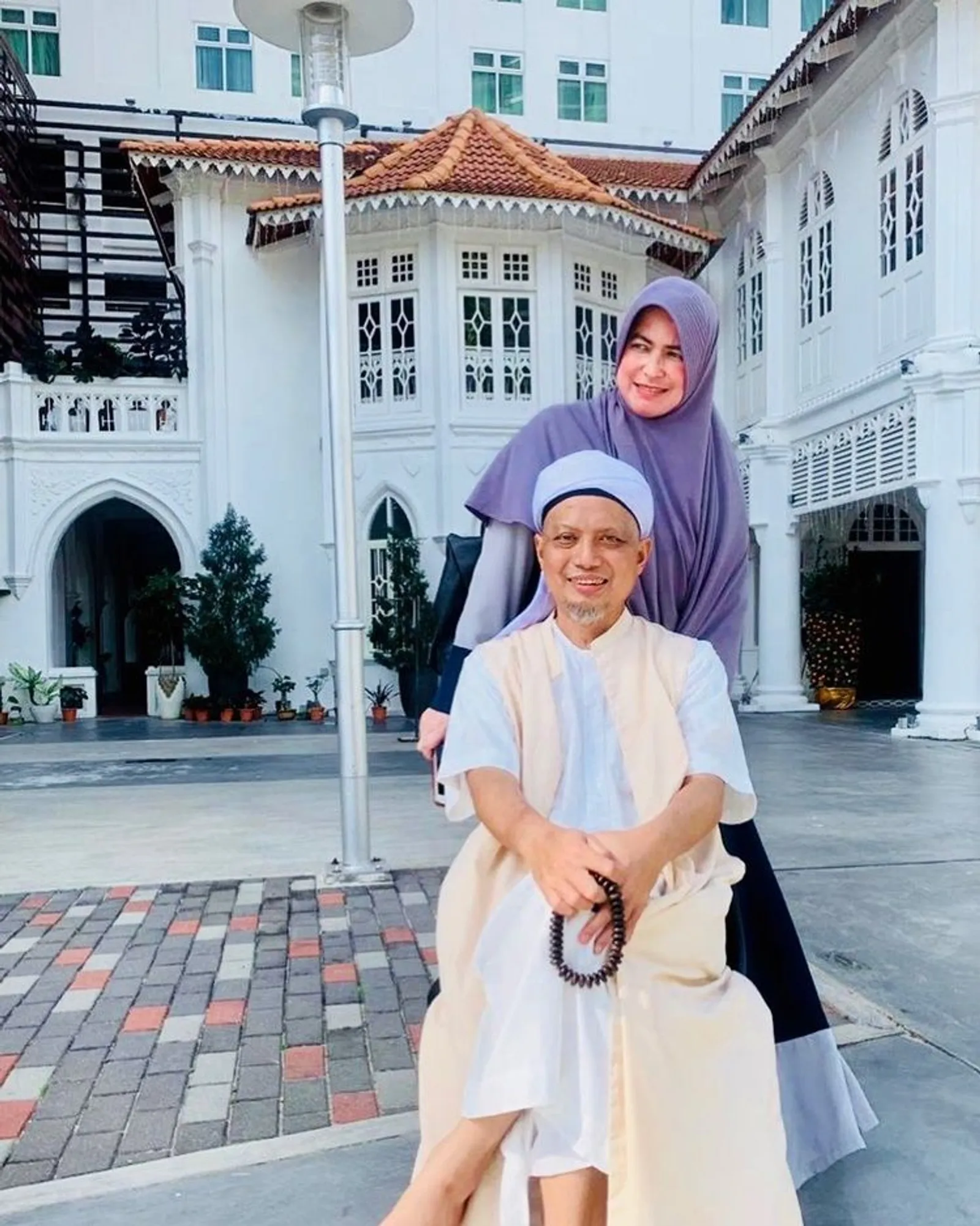 10 Potret Harmonis Mendiang Ustaz Arifin Ilham bersama Keluarga