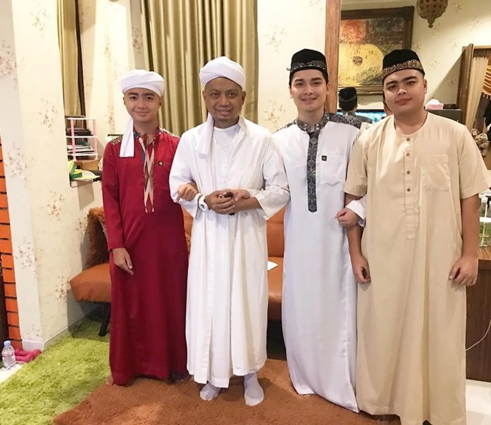 10 Potret Harmonis Mendiang Ustaz Arifin Ilham bersama Keluarga