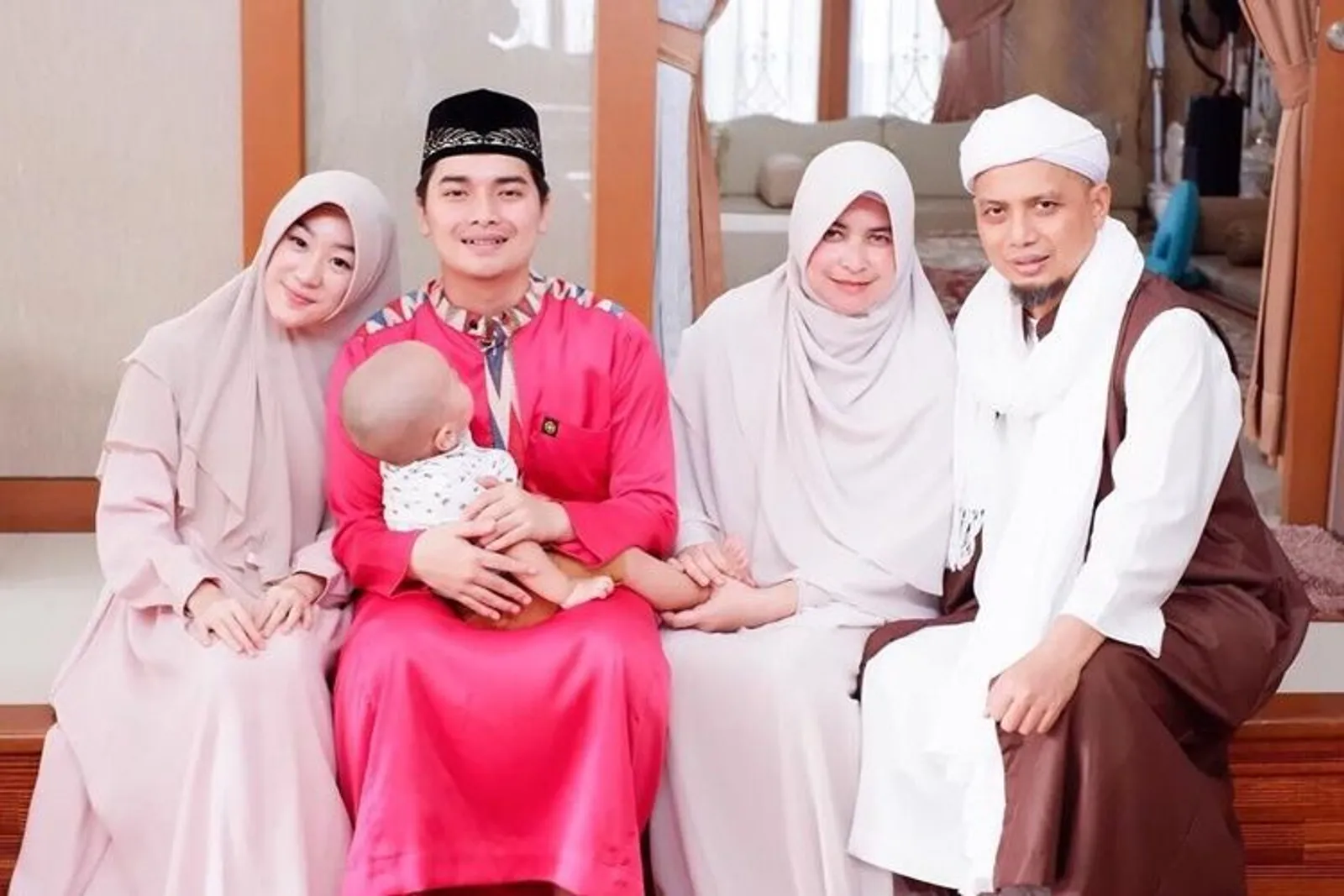 10 Potret Harmonis Mendiang Ustaz Arifin Ilham bersama Keluarga
