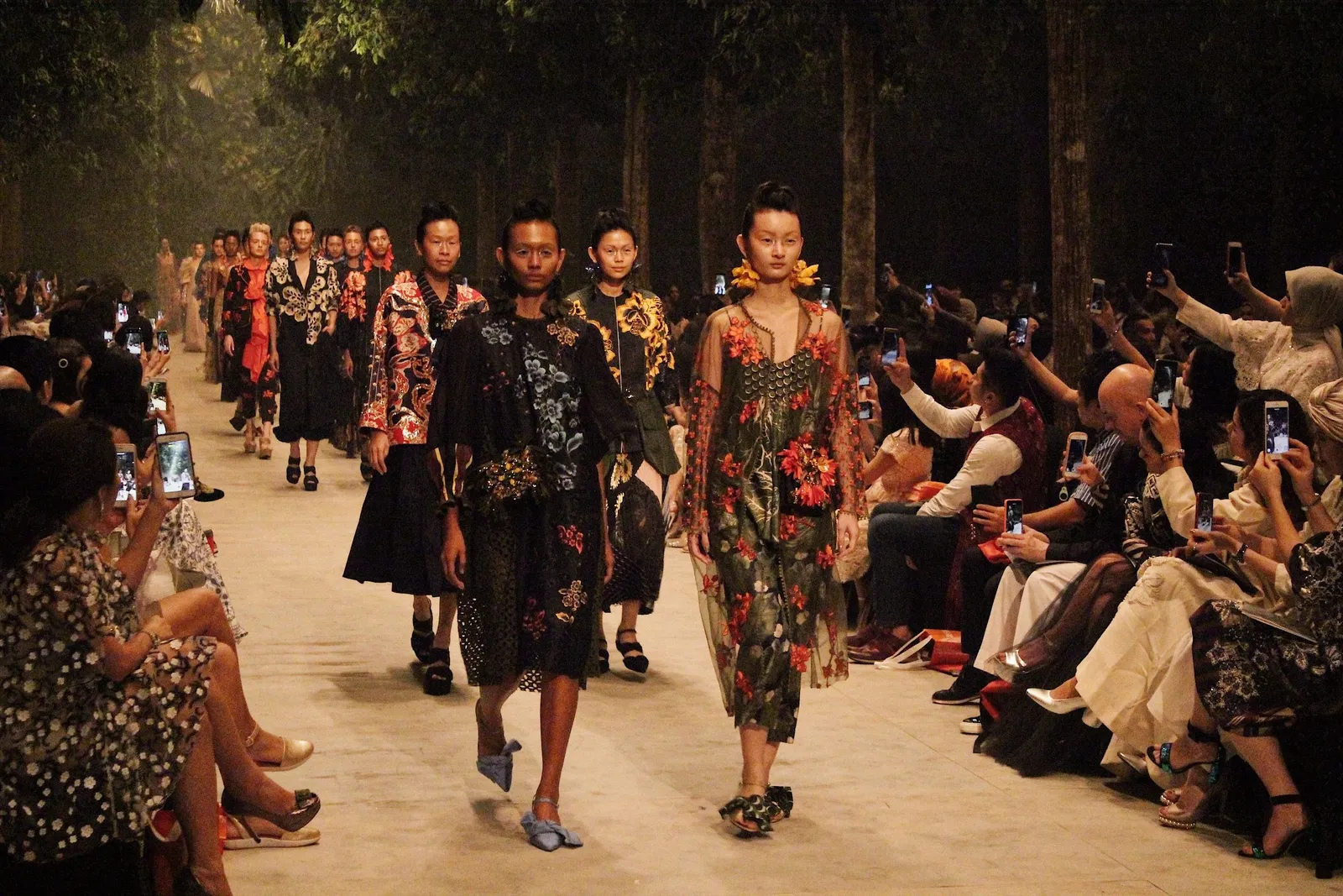7 Detail Cantik dari Fashion Show Biyan 'Wonder Garden'