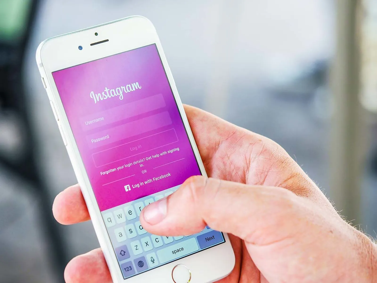 Penyebab Kita Pernah Iri dengan Unggahan Teman di Media Sosial