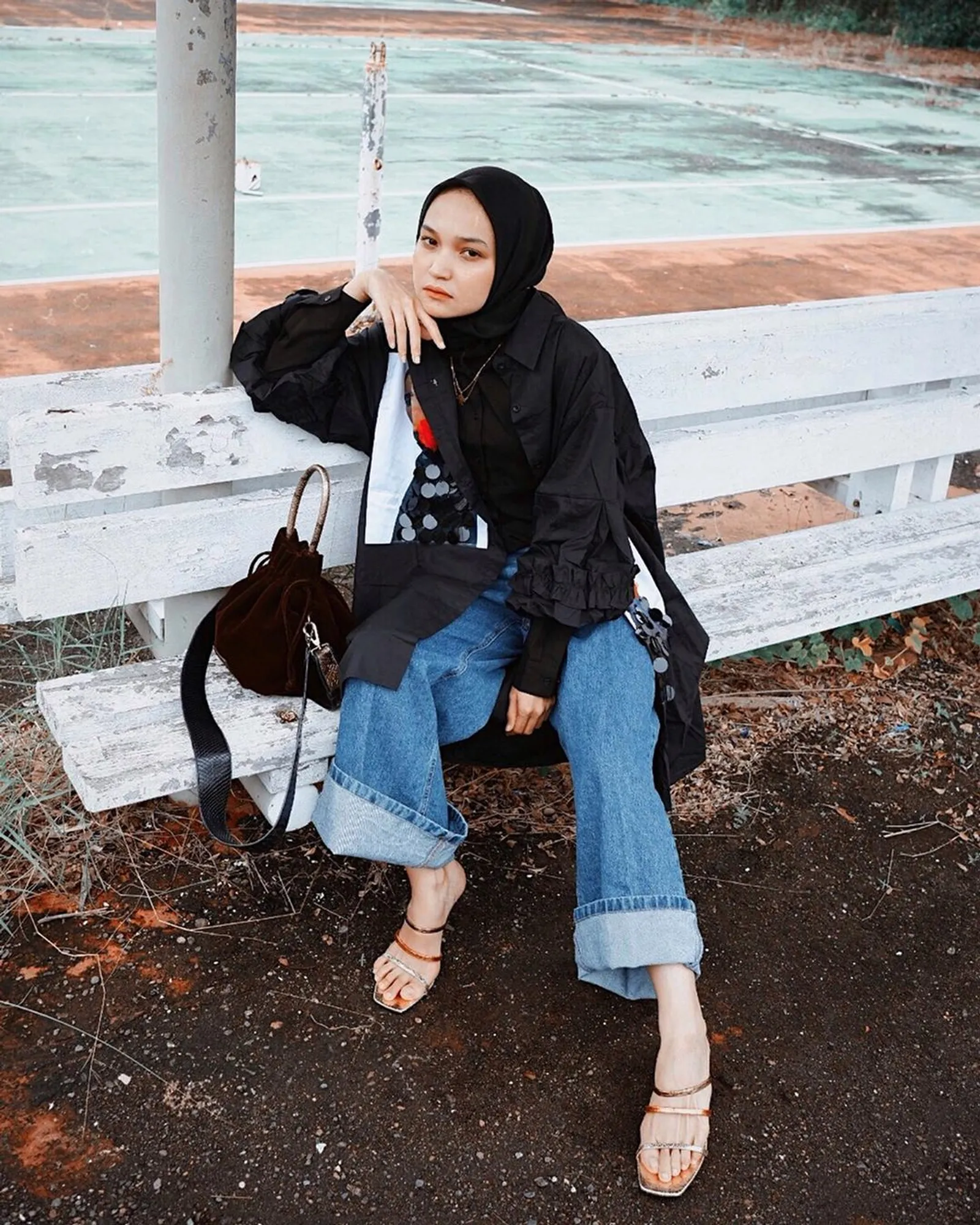 6 Trik Padukan Celana Jeans A la Hijab Influencer yang Wajib Kamu Tahu