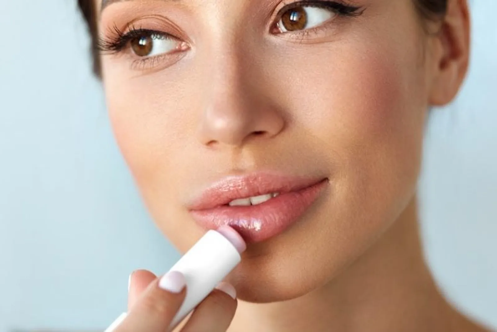 Nggak Sekedar Melembapkan Bibir, Inilah 5 Fungsi Lain dari Lip Balm