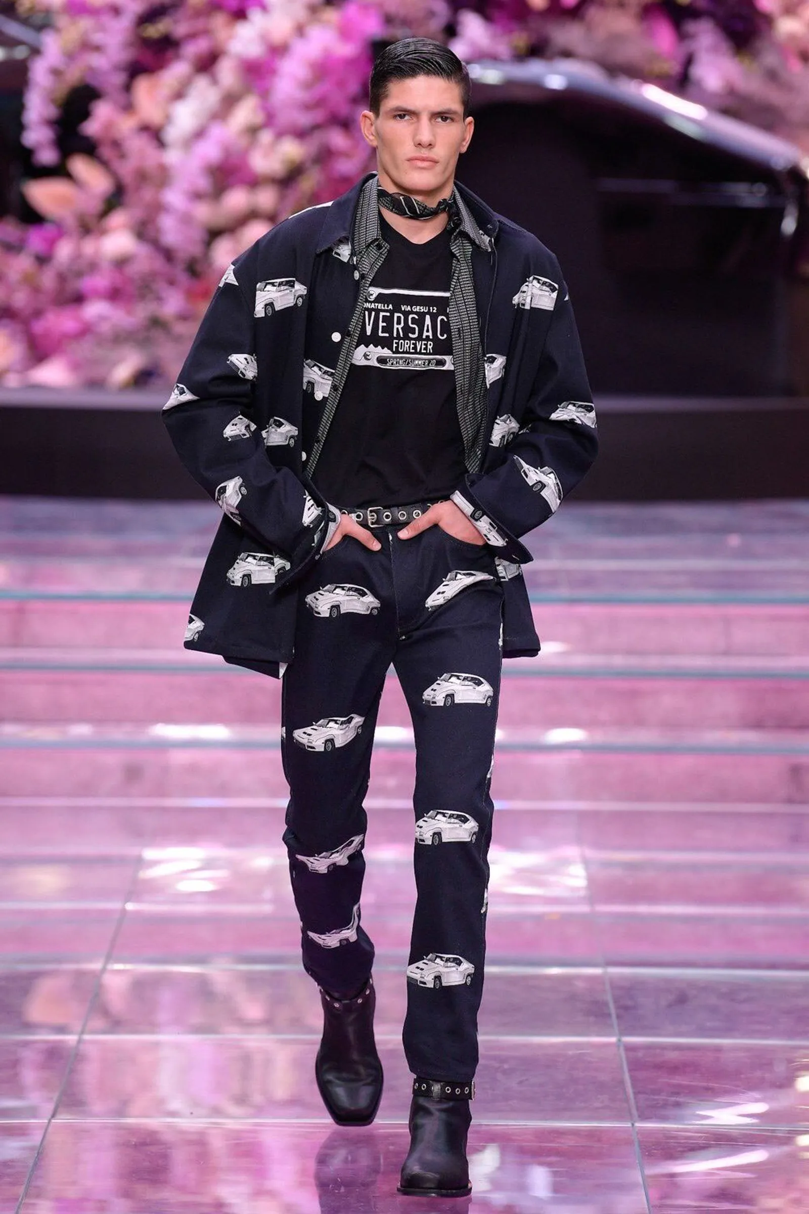 Bella Hadid Pamer Pakaian Dalam Di Show Versace Menswear SS20