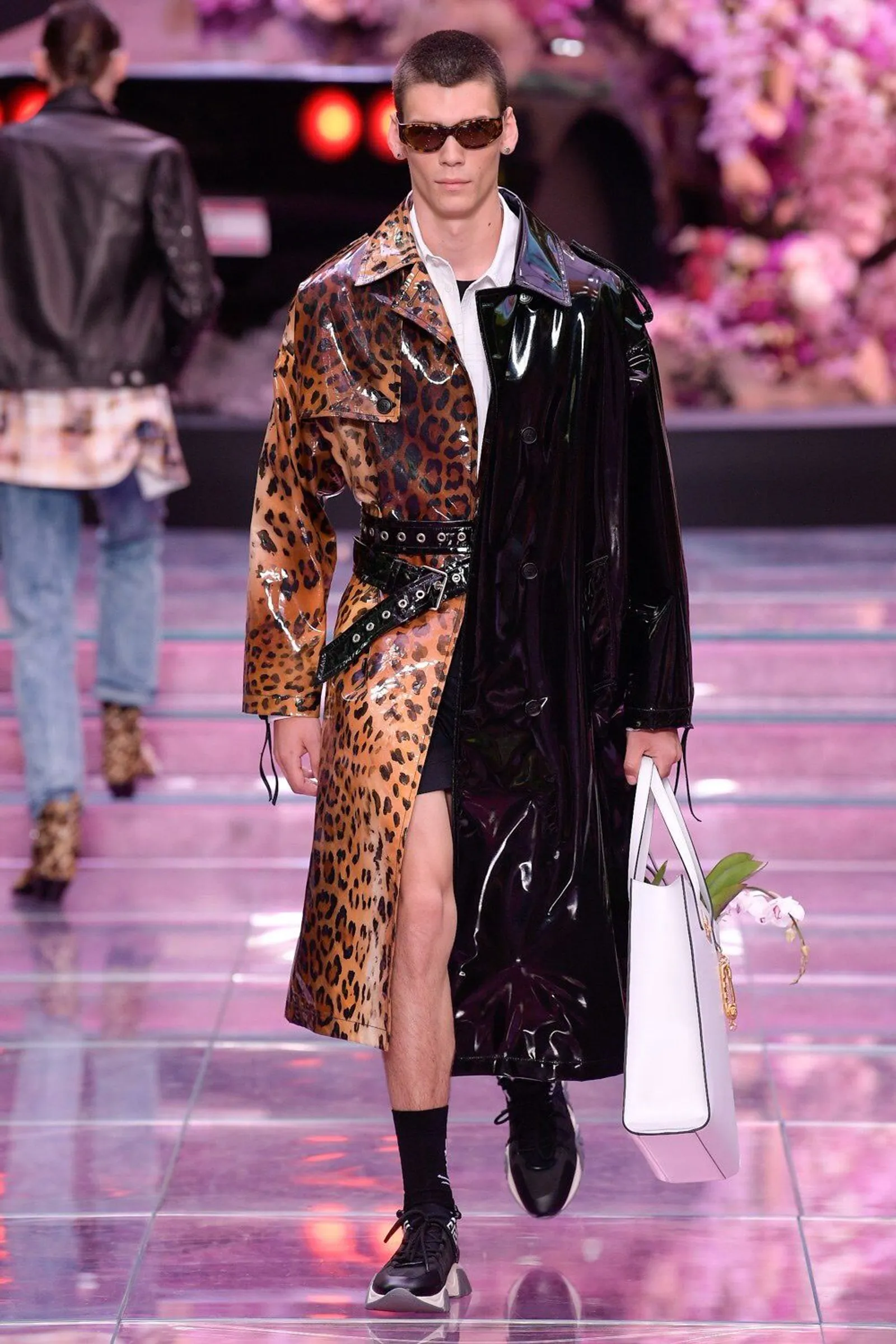 Bella Hadid Pamer Pakaian Dalam Di Show Versace Menswear SS20