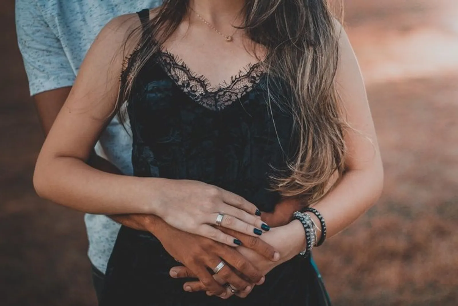 5 Cara Memuaskan Suami Saat Hamil yang Aman Dilakukan