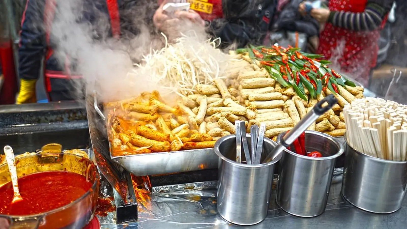 Beli Street Food di Jepang Nggak Boleh Makan Sambil Jalan
