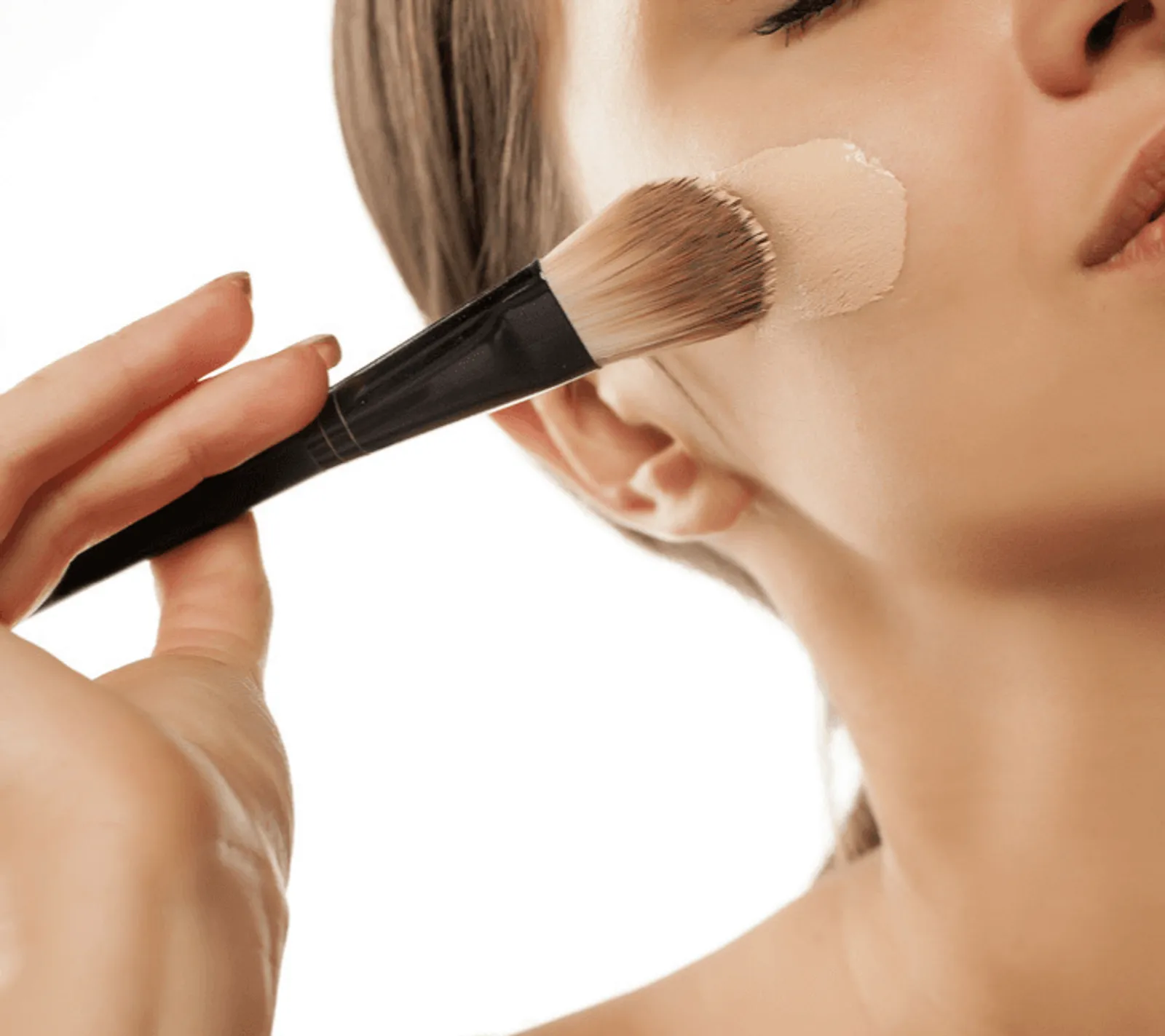 7 Tips Supaya Makeup Lebih Tahan Lama dan Nggak Mudah Pecah