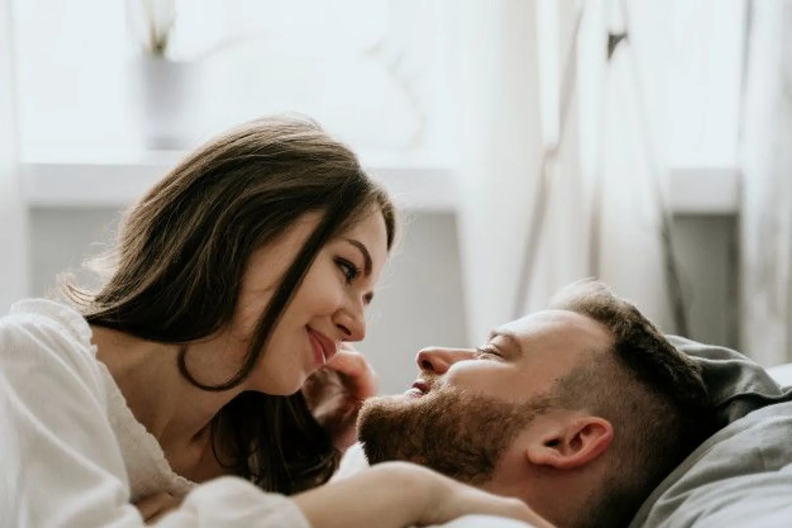Panas dan Romantis! Simak 5 Tips Melakukan Posisi Seks Tatap Muka