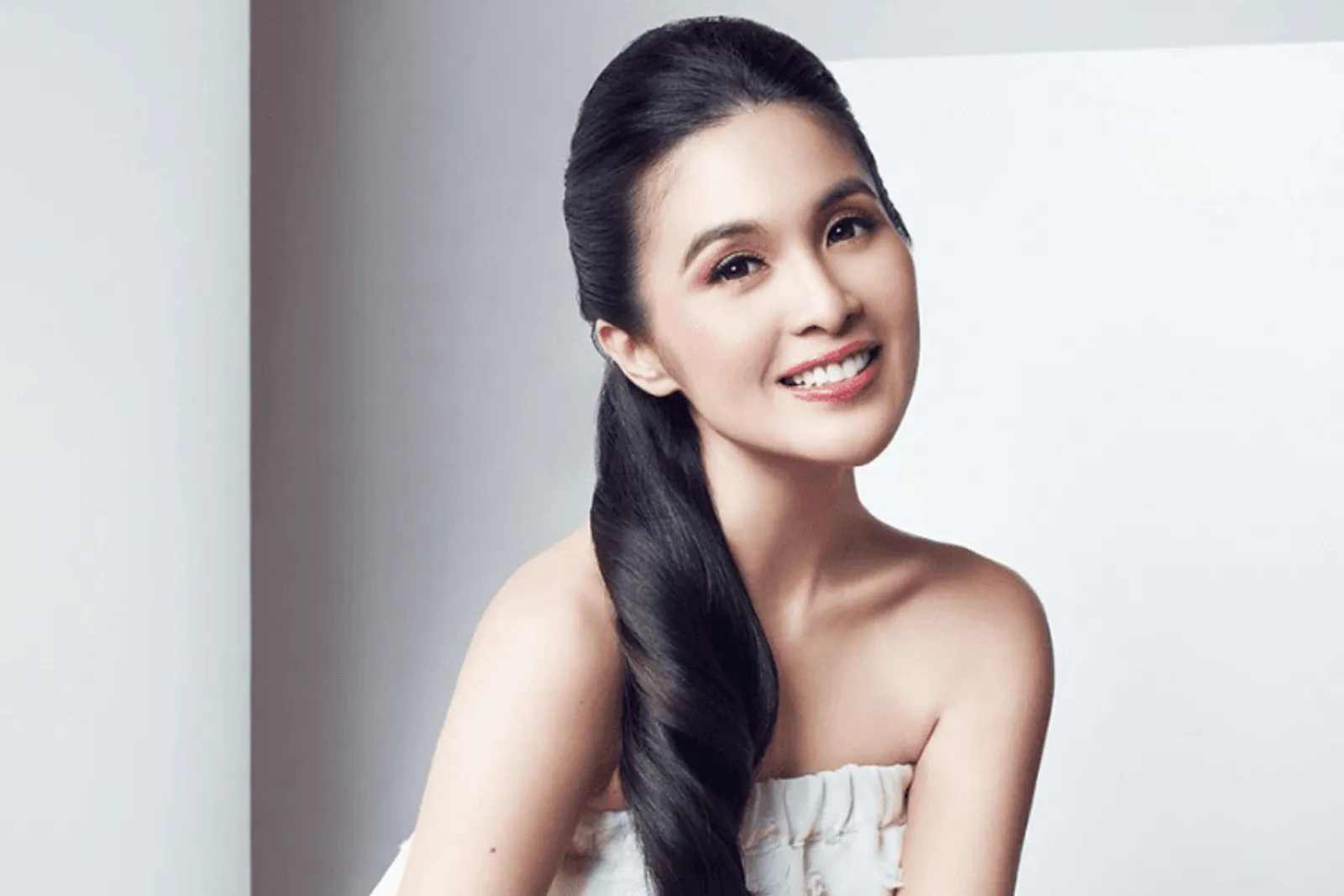 7 Gaya Makeup Sandra Dewi yang Bisa Jadi Inspirasi