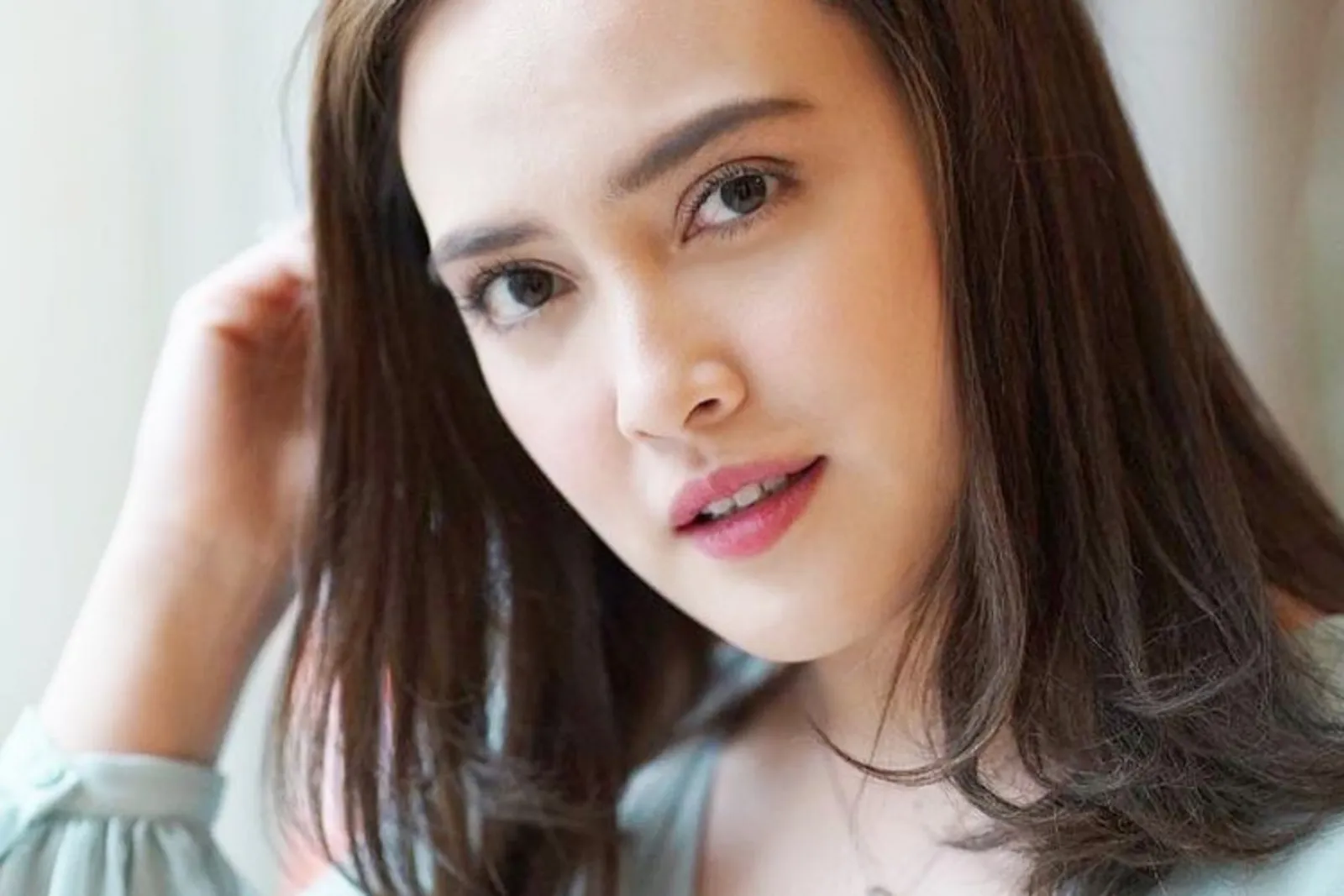 7 Gaya Makeup Shandy Aulia, Natural dan Flawless