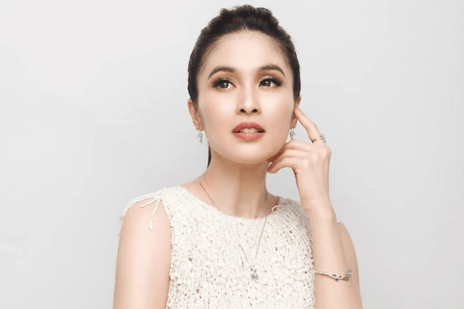 7 Gaya Makeup Sandra Dewi yang Bisa Jadi Inspirasi