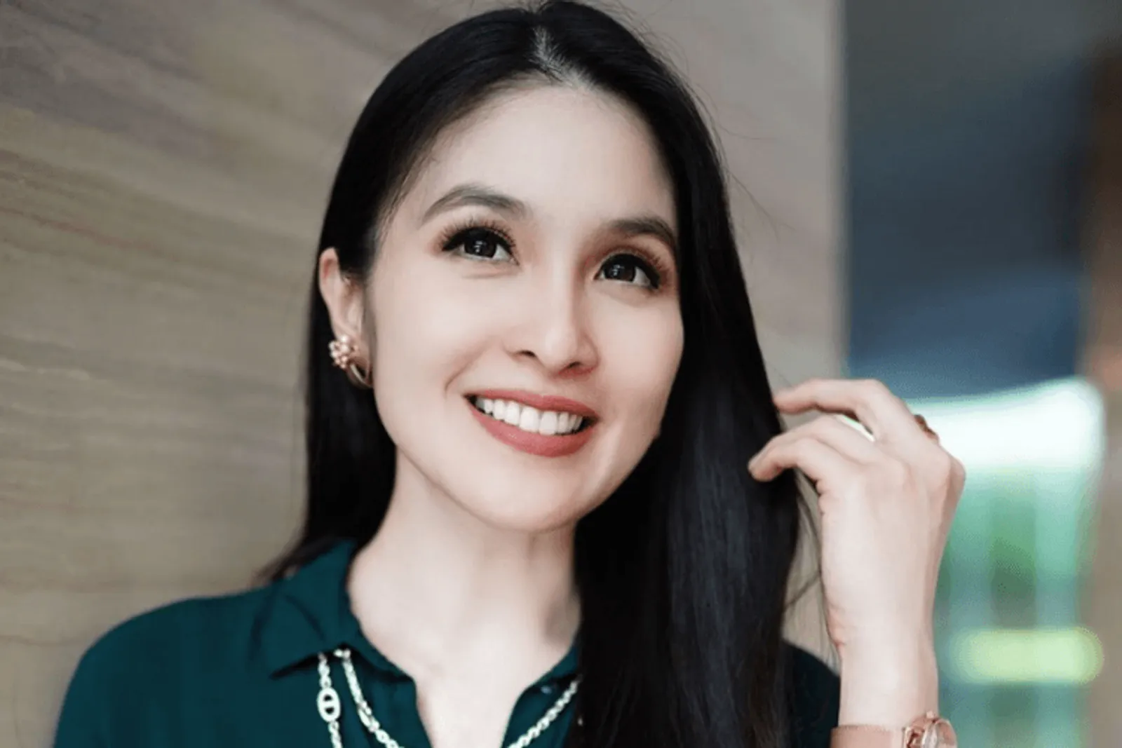 7 Gaya Makeup Sandra Dewi yang Bisa Jadi Inspirasi