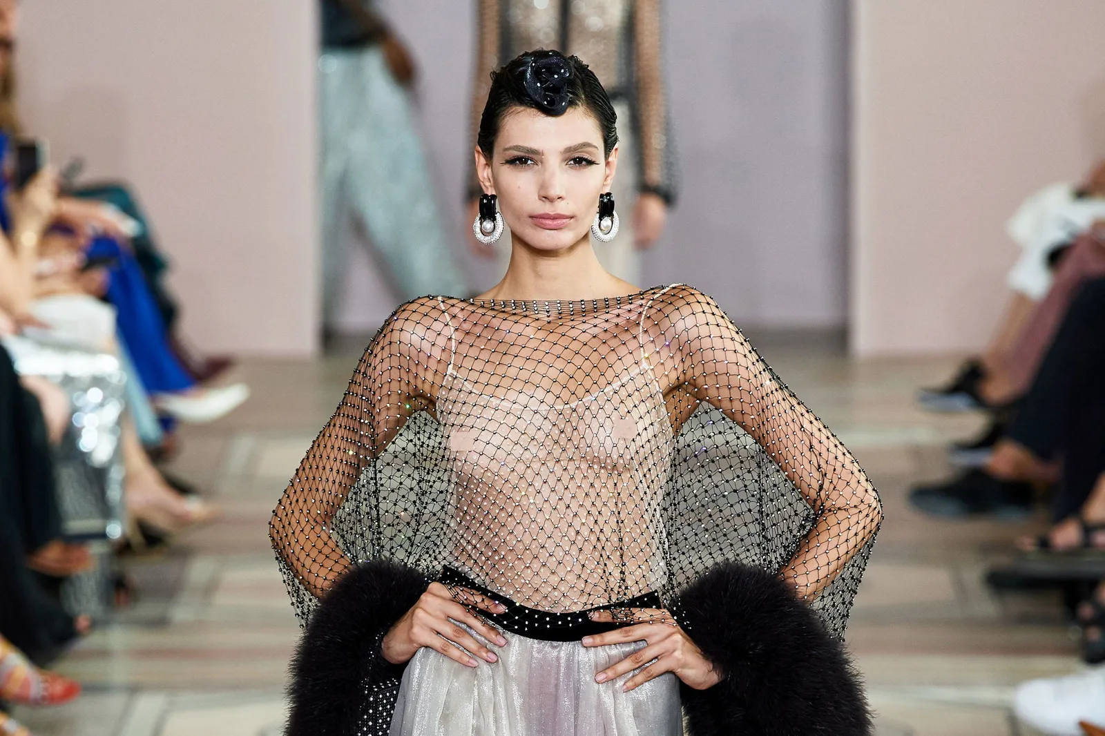 Gaun Telanjang hingga Gaun Mirip Awan Ada di Koleksi Couture Fall 2019