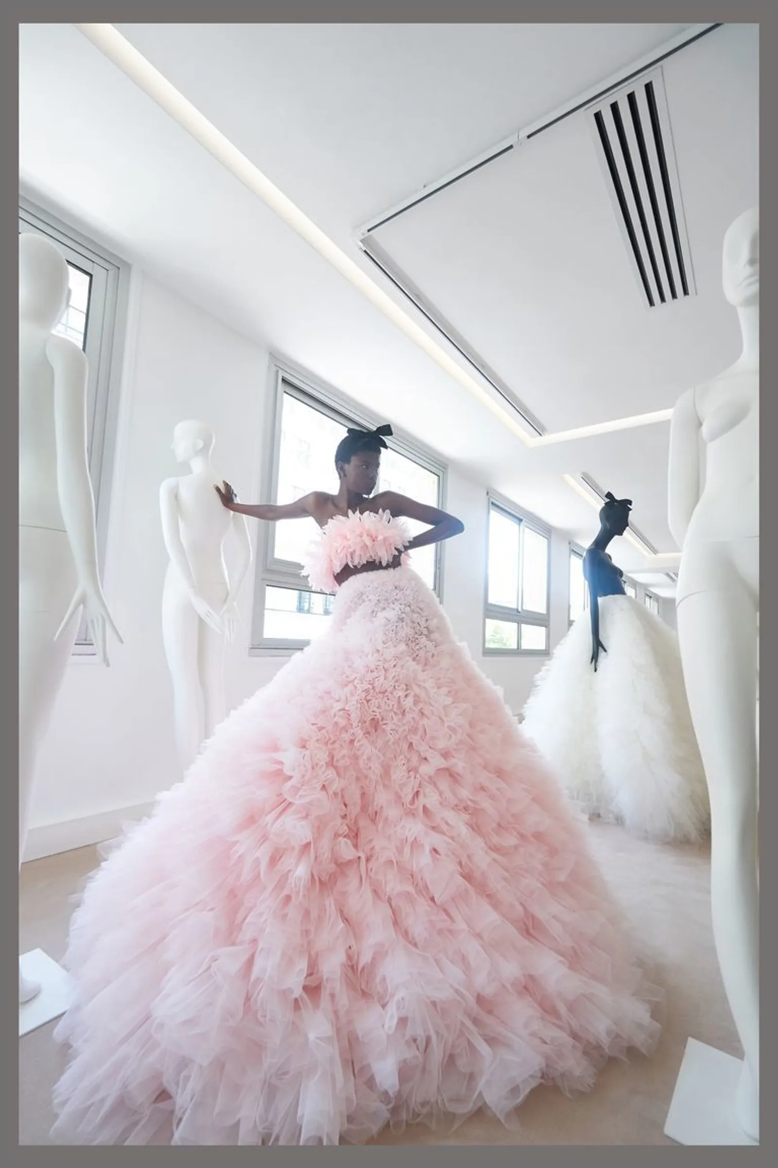 Gaun Telanjang hingga Gaun Mirip Awan Ada di Koleksi Couture Fall 2019