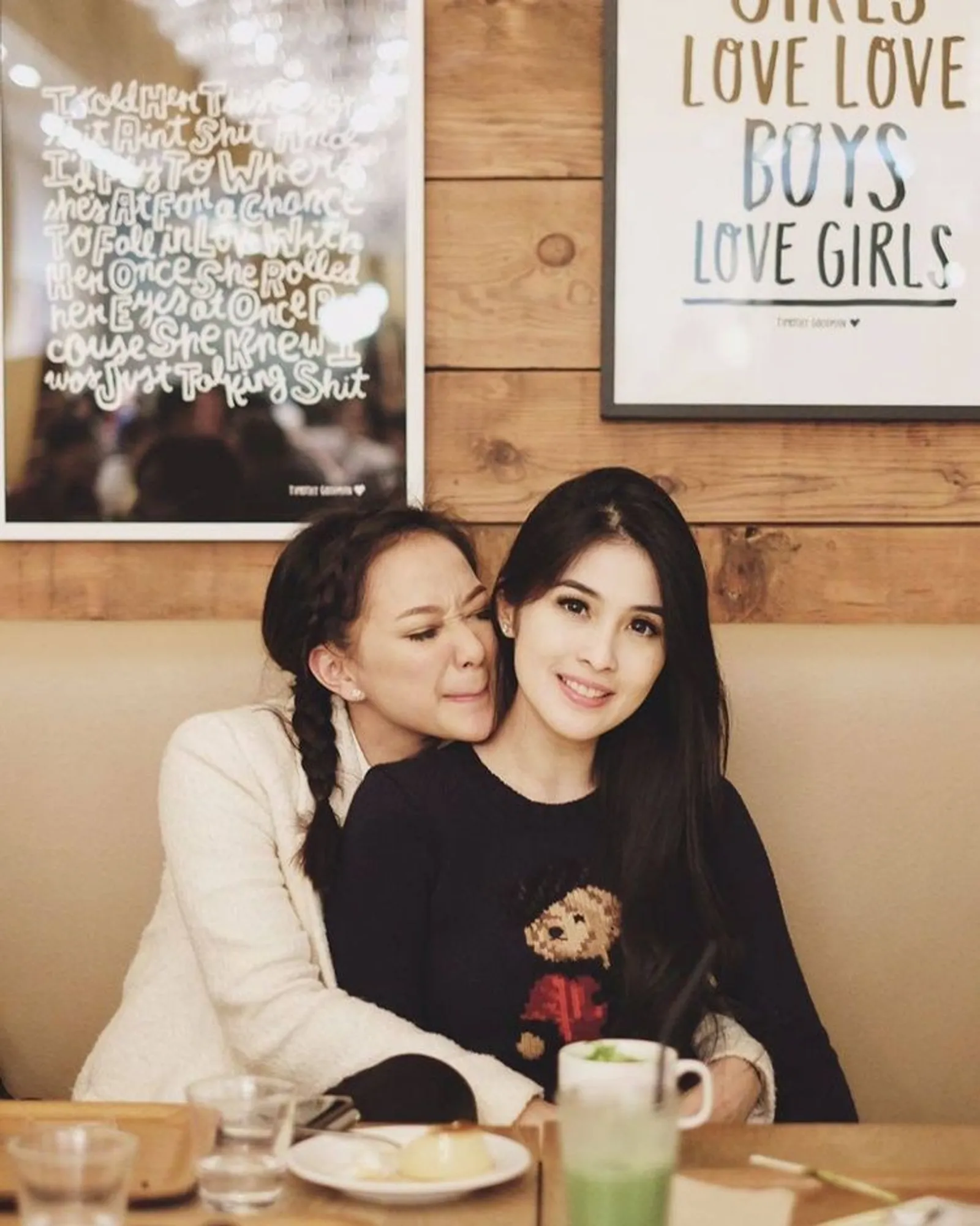 14 Hal yang Bisa Kamu Petik dari Persahabatan Sandra Dewi dan Yuanita