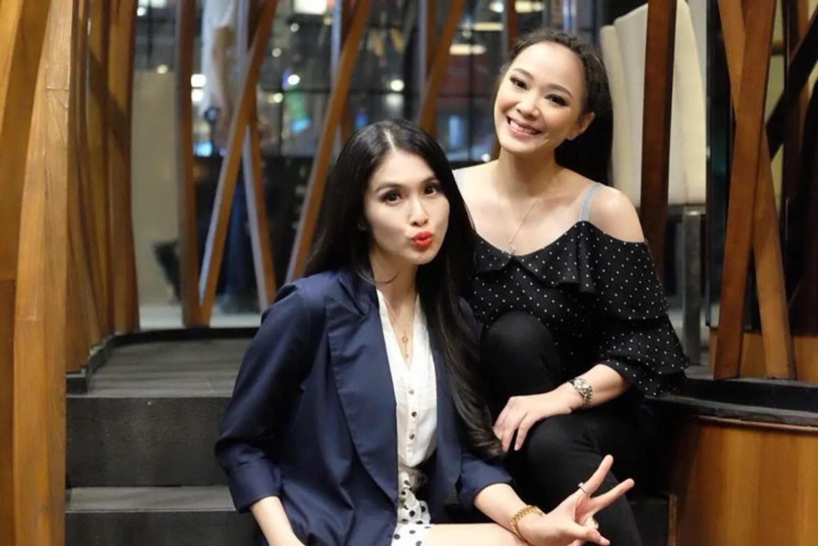 14 Hal yang Bisa Kamu Petik dari Persahabatan Sandra Dewi dan Yuanita