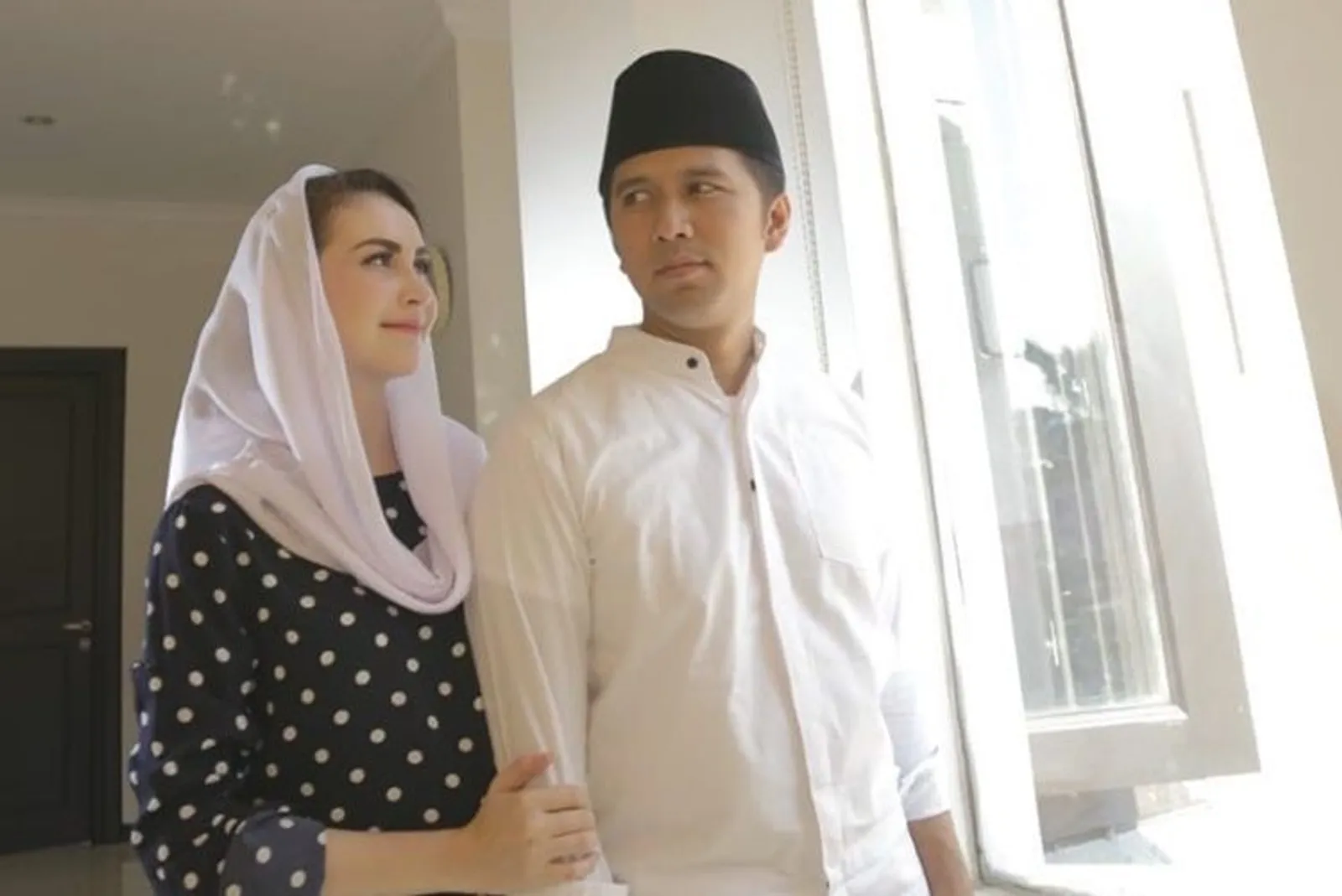 Menikah dengan Politisi, 5 Artis Indonesia Ini Setia Menemani