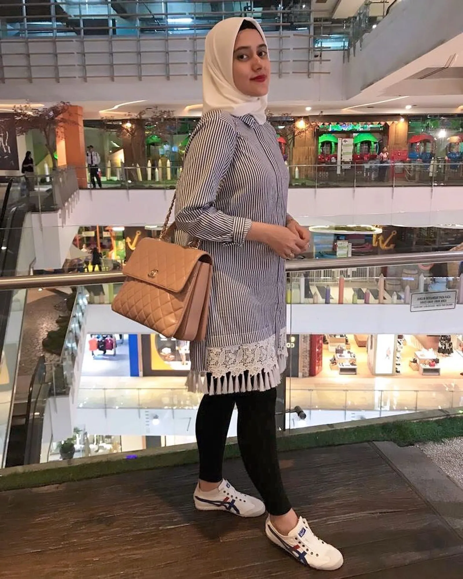 Potret OOTD Hijab Casually Chic a la Fairuz A Rafiq