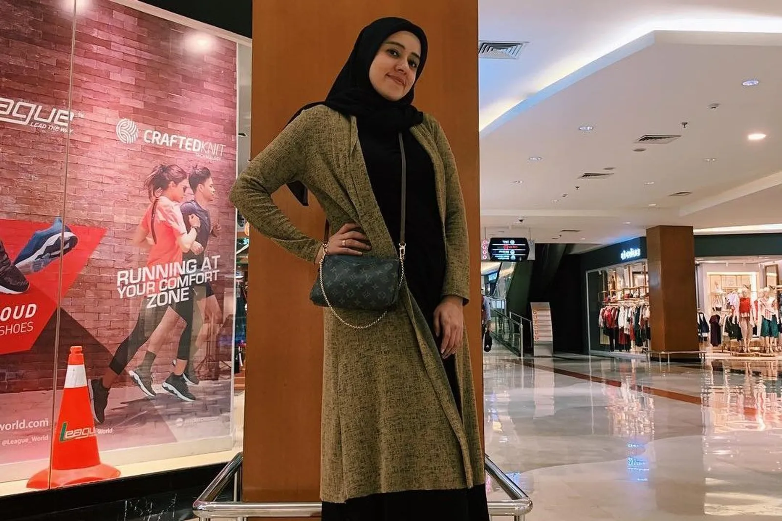 Potret OOTD Hijab Casually Chic a la Fairuz A Rafiq
