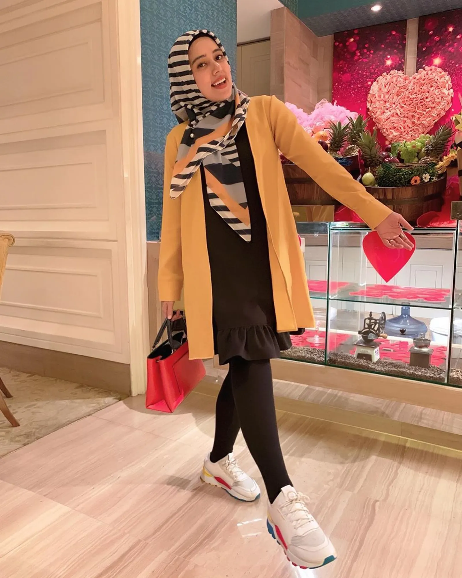 Potret OOTD Hijab Casually Chic a la Fairuz A Rafiq