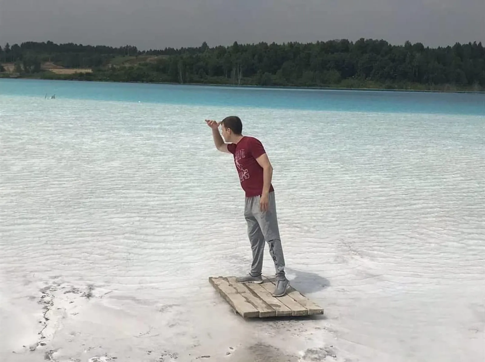10 Potret Nekat di Danau Berbahaya Maldives Rusia