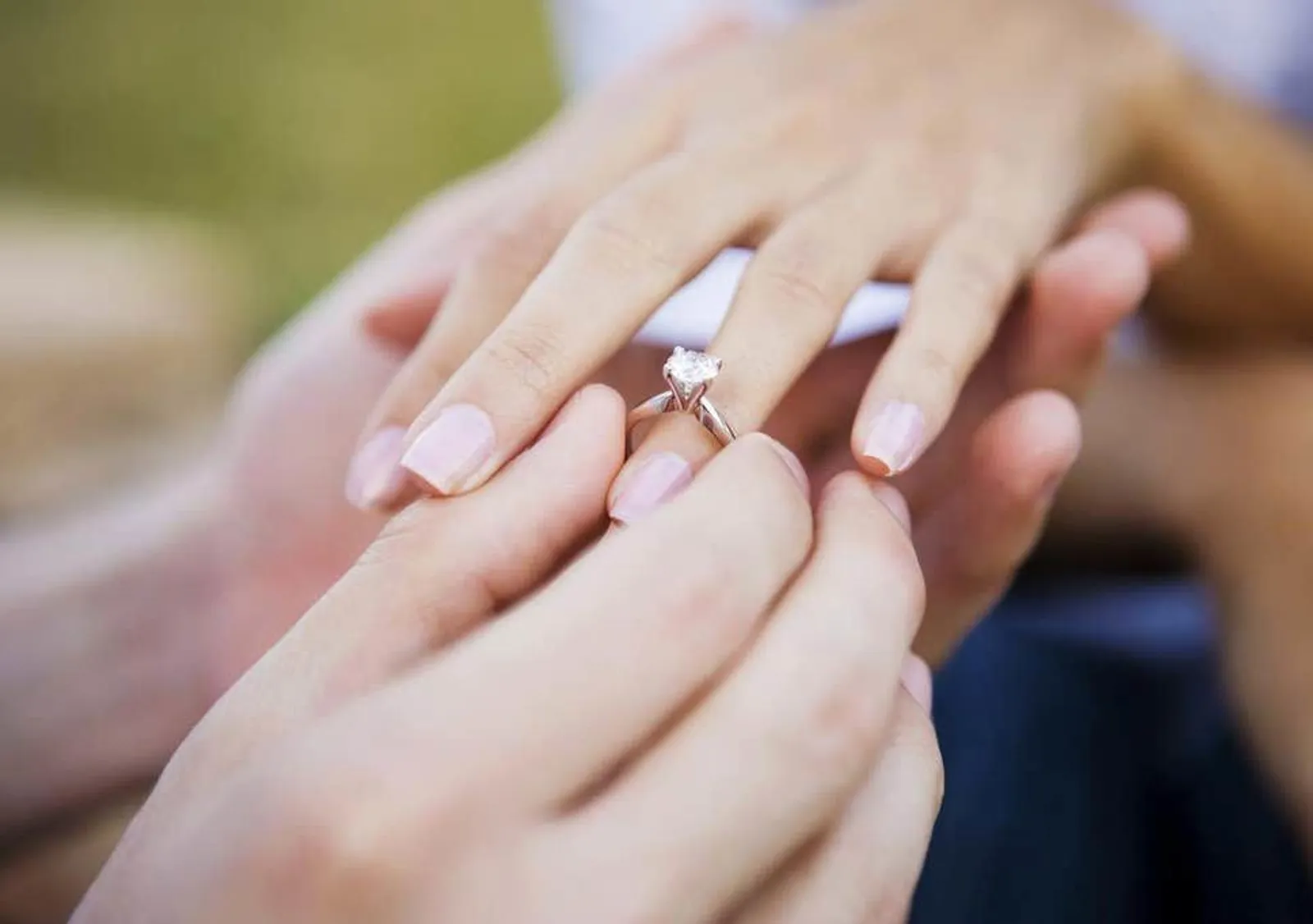 7 Tanda Bahwa Pertunanganmu dengan Si Dia Nggak Seharusnya Terjadi