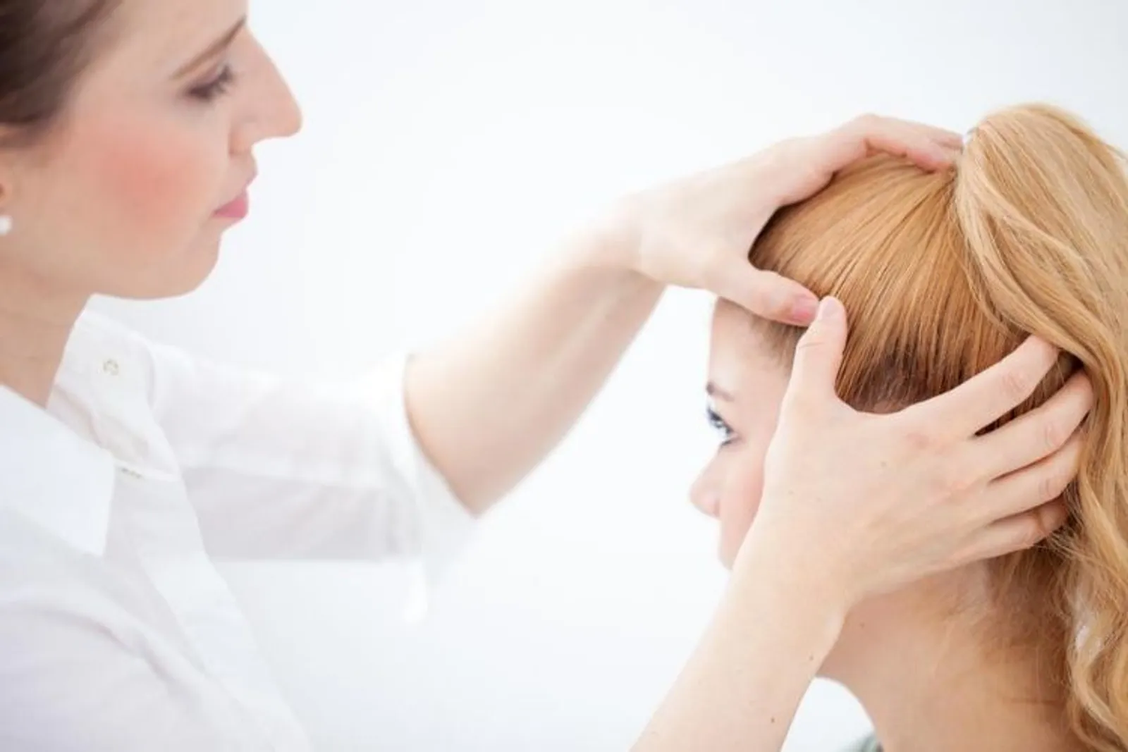 7 Cara Merawat Rambut Rontok yang Mudah