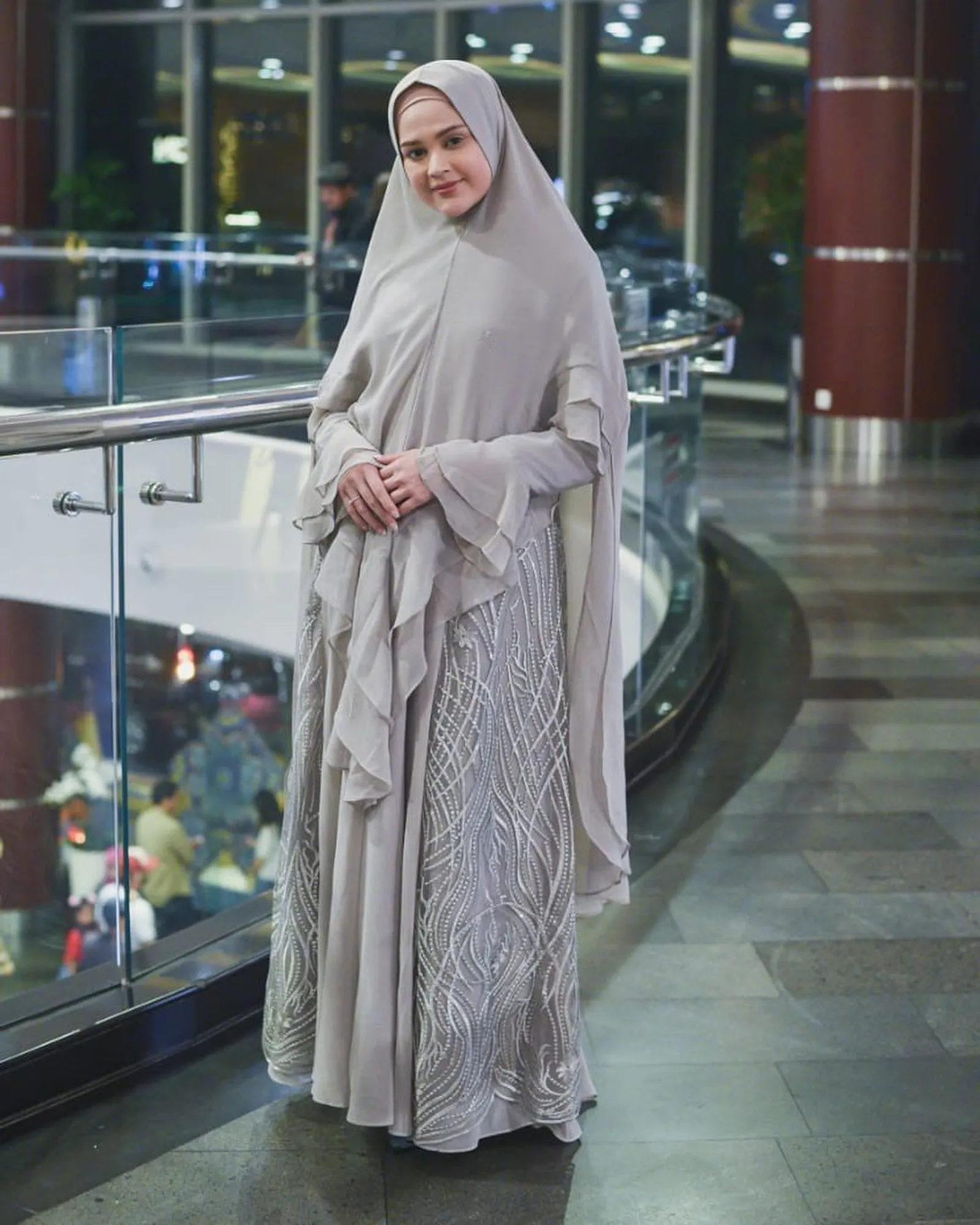 7 Cara Padu-padan Hijab Sederhana dari Cut Meyriska yang Tetap Menarik