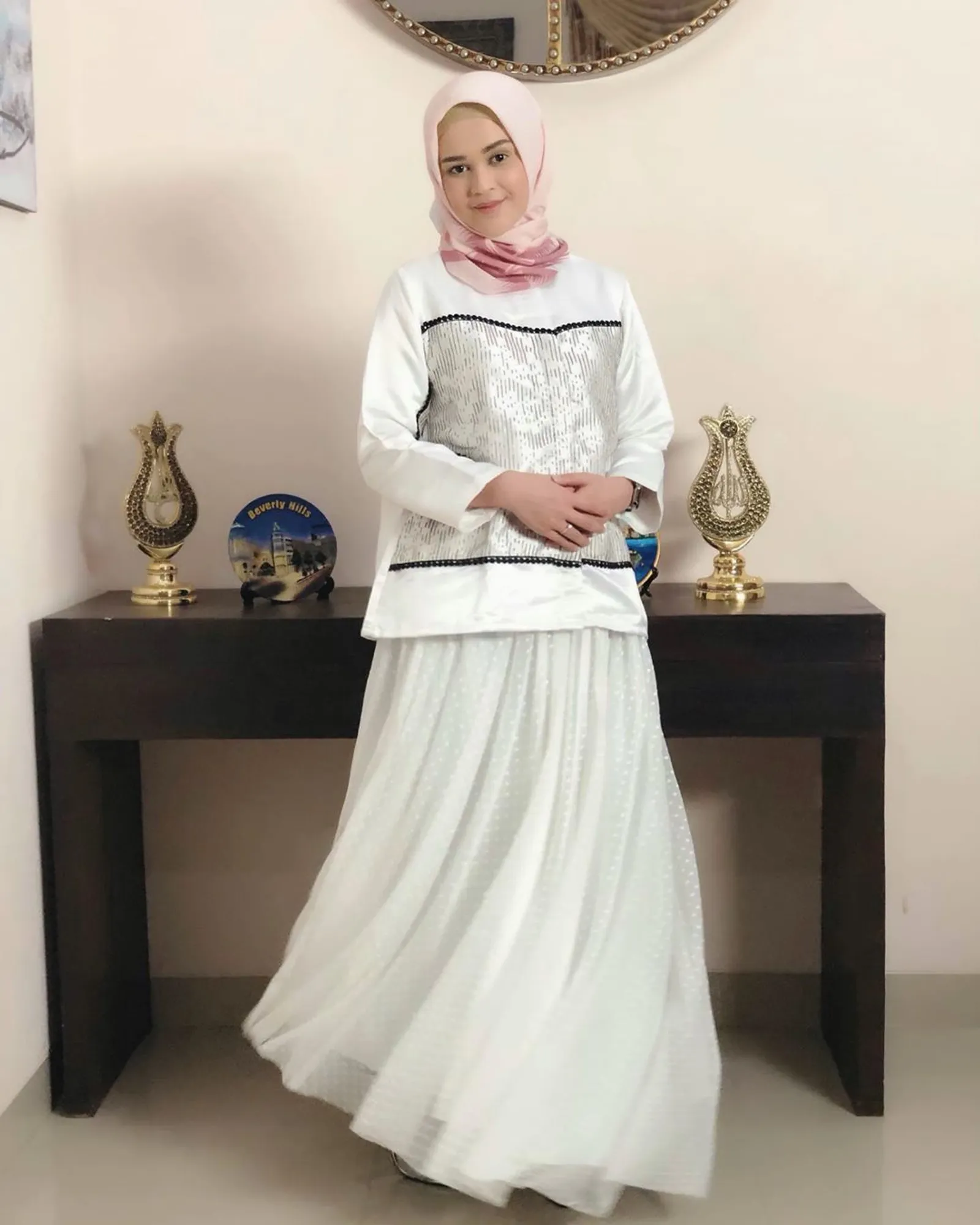7 Cara Padu-padan Hijab Sederhana dari Cut Meyriska yang Tetap Menarik