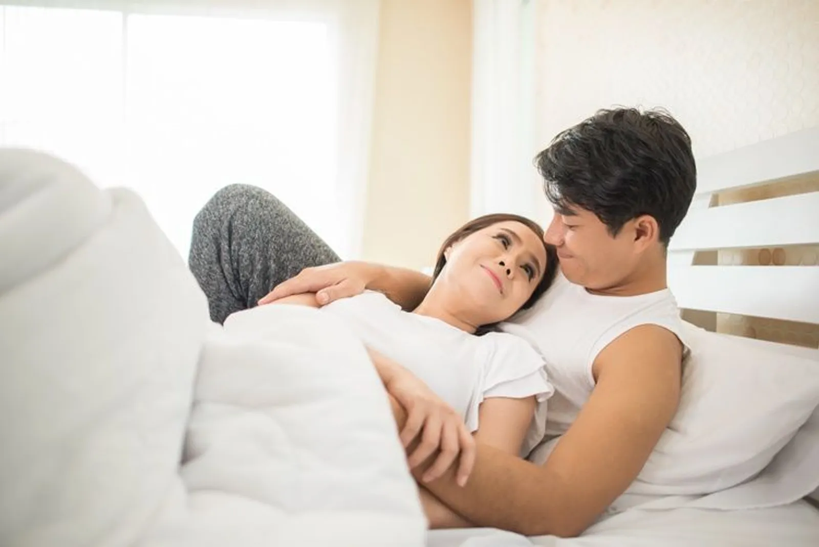 7 Alasan Kenapa Menatap Mata Pasangan Saat Bercinta Itu Penting Banget