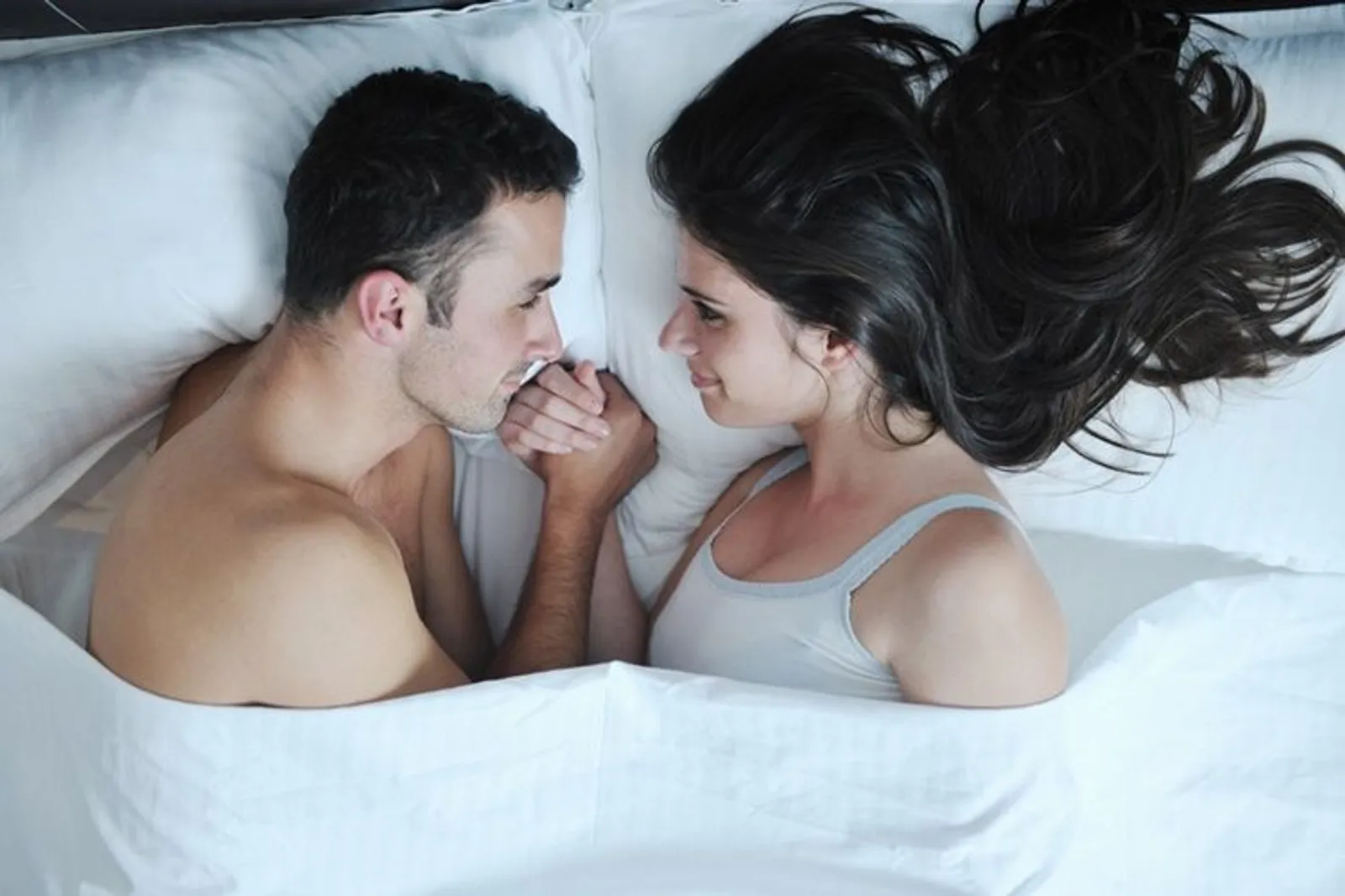 7 Alasan Kenapa Menatap Mata Pasangan Saat Bercinta Itu Penting Banget