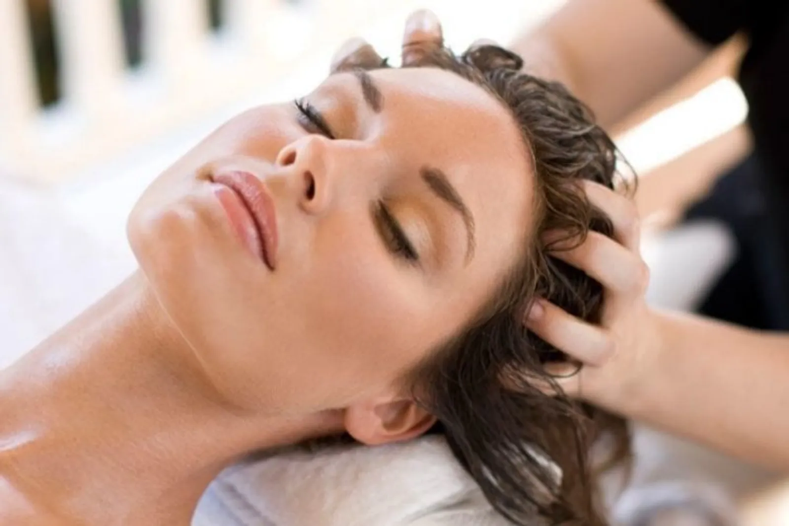 7 Cara Merawat Rambut Kering dan Mengembang