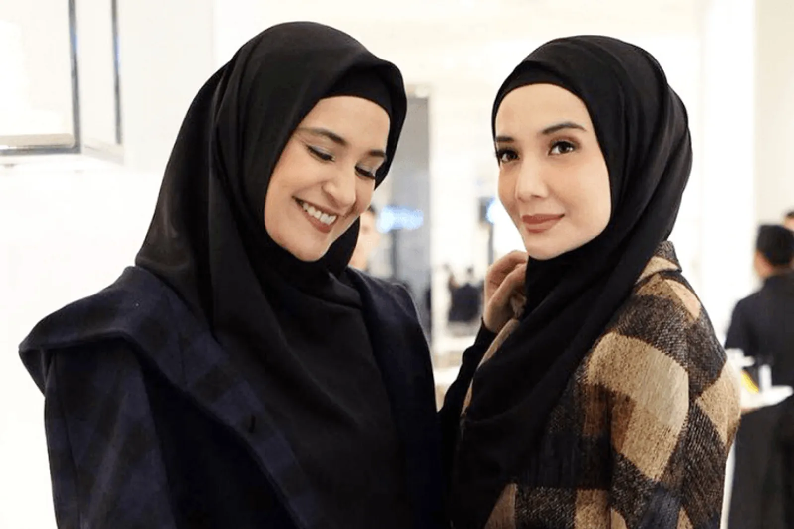 Sama-sama Menawan, Beginilah 7 Gaya Makeup Zaskia dan Shireen Sungkar