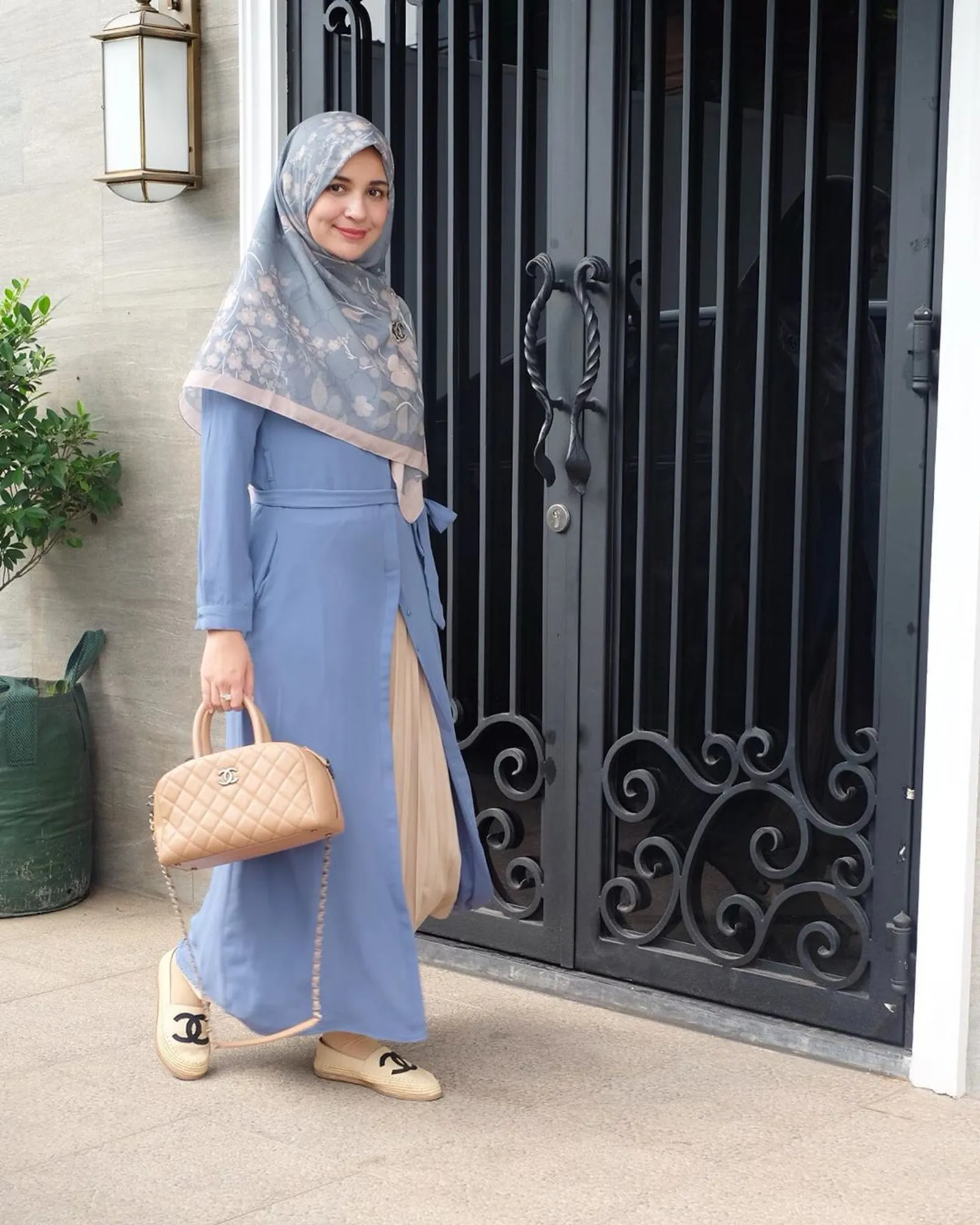 Tetap Modis, Ini Ide Hijab Syar'i yang Bisa Kamu Tiru