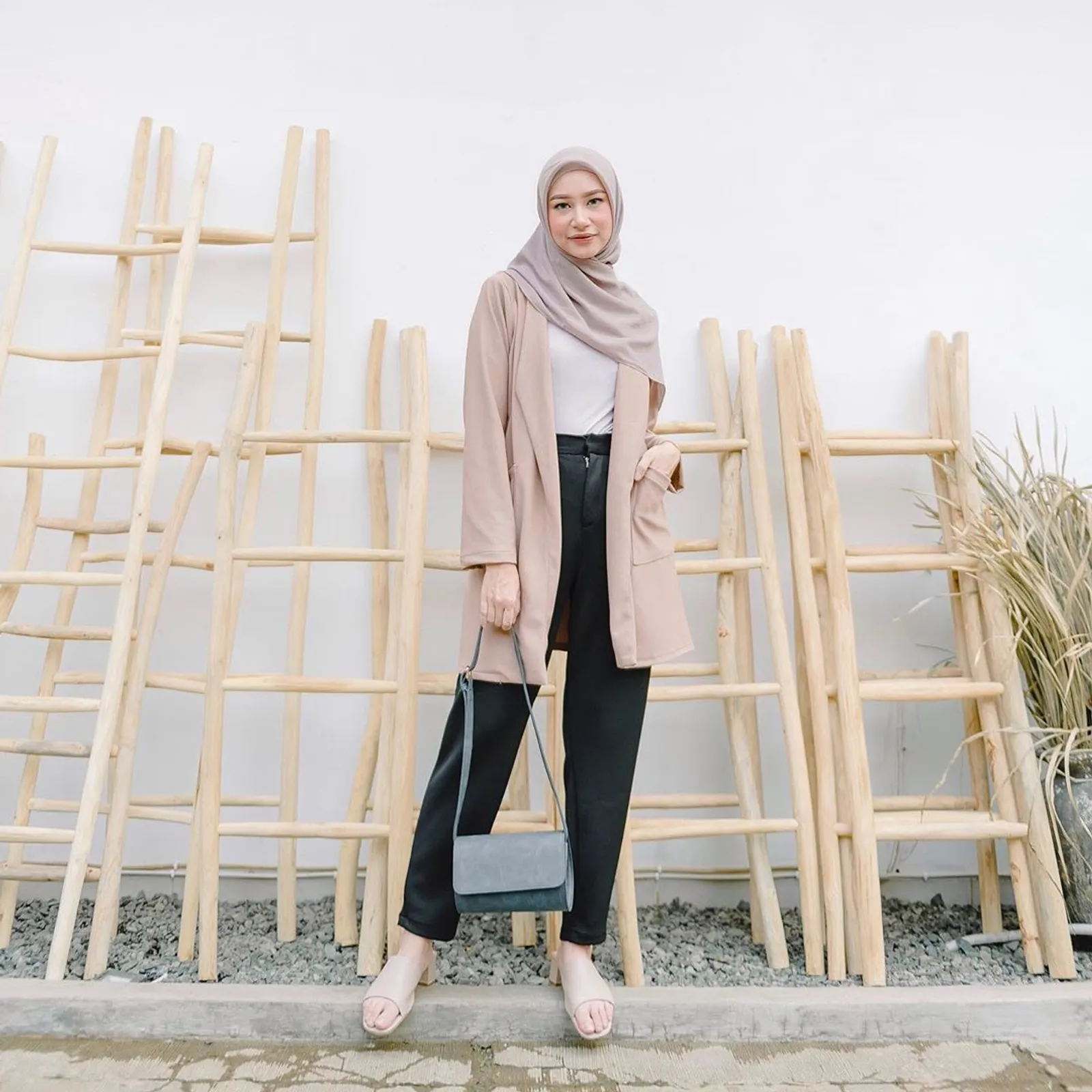Dari Warna Monokrom sampai Batik, Ini Inspirasi Hijab untuk ke Kantor