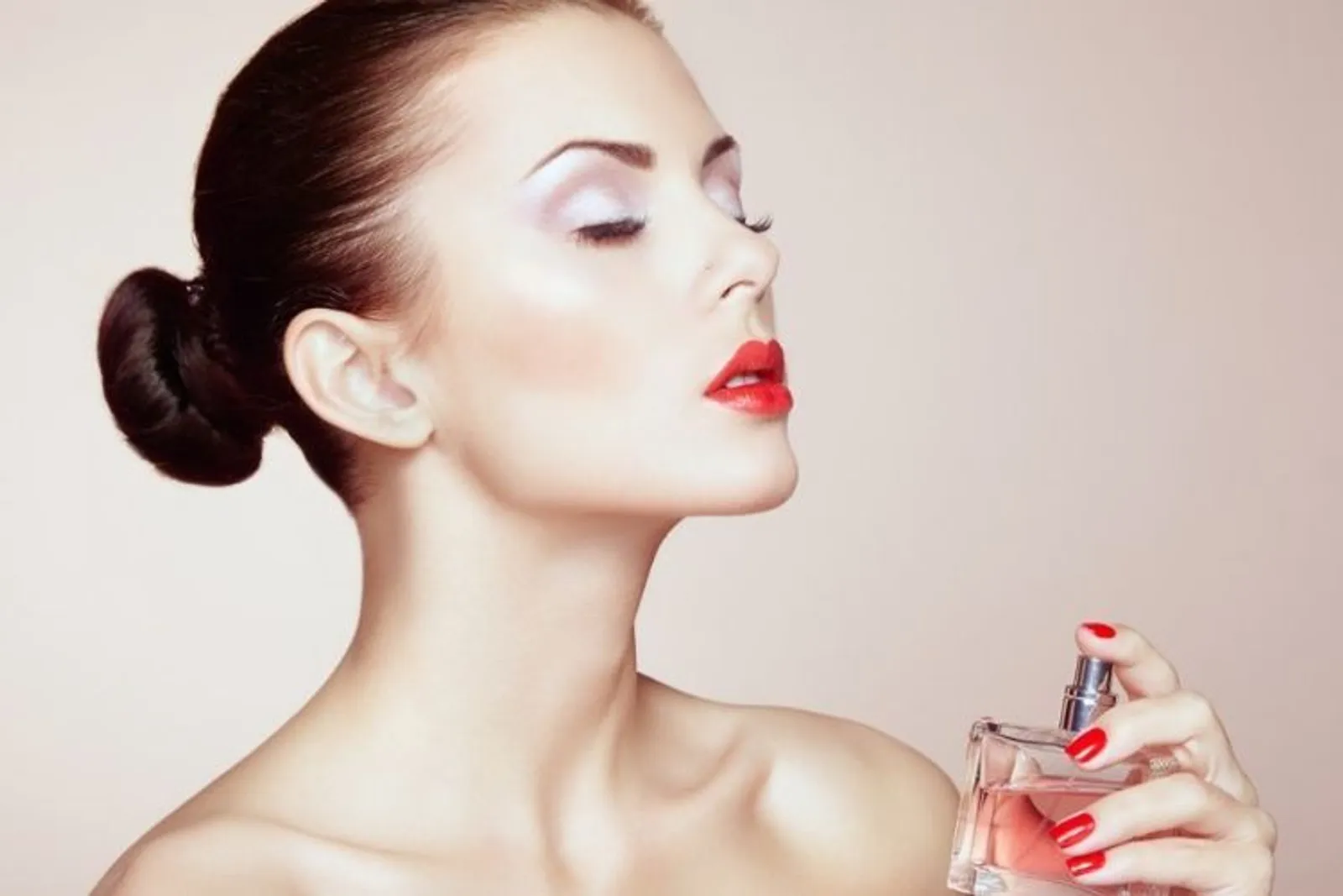 7 Cara Membuat Wangi Parfum Tahan Lama