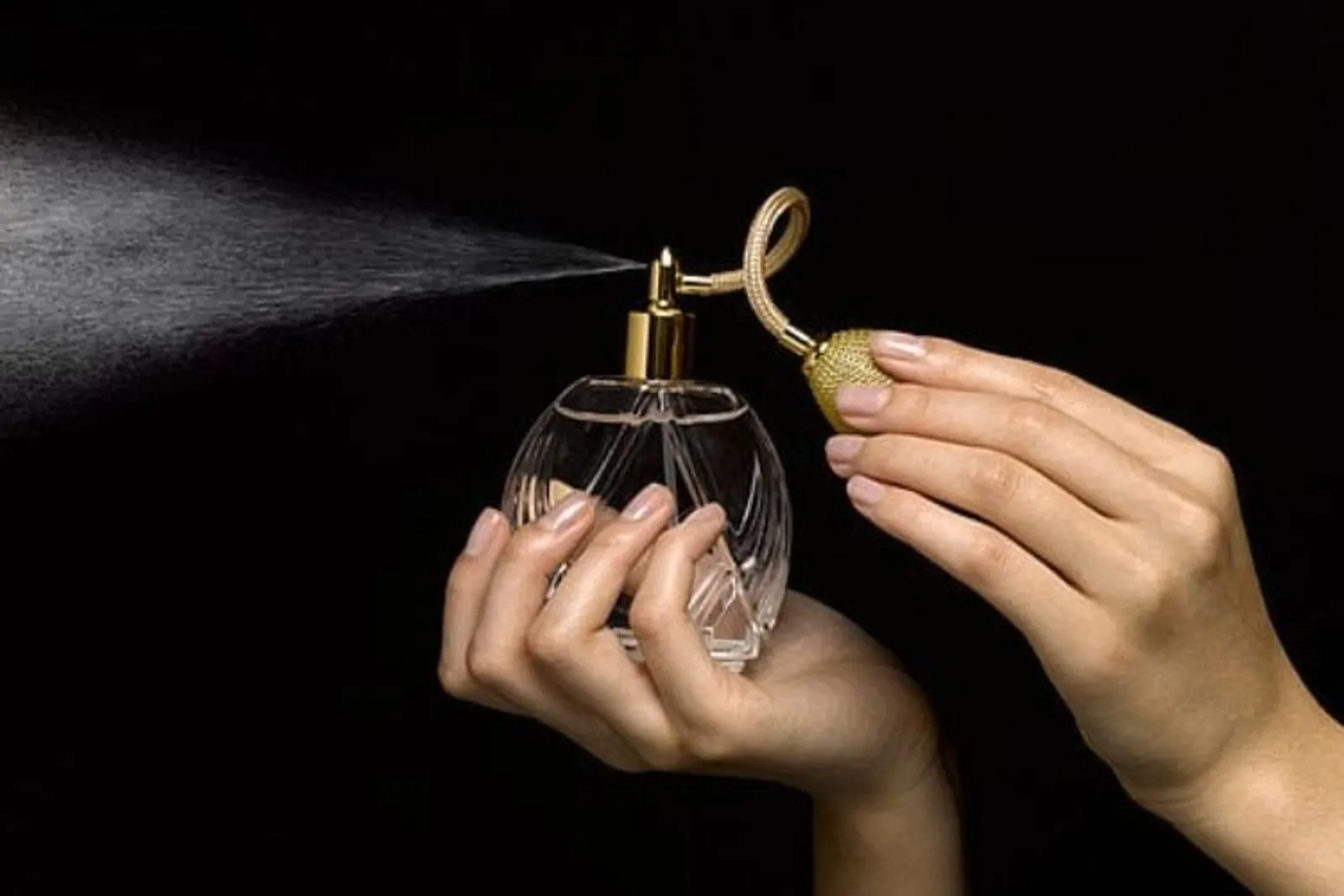 7 Cara Membuat Wangi Parfum Tahan Lama